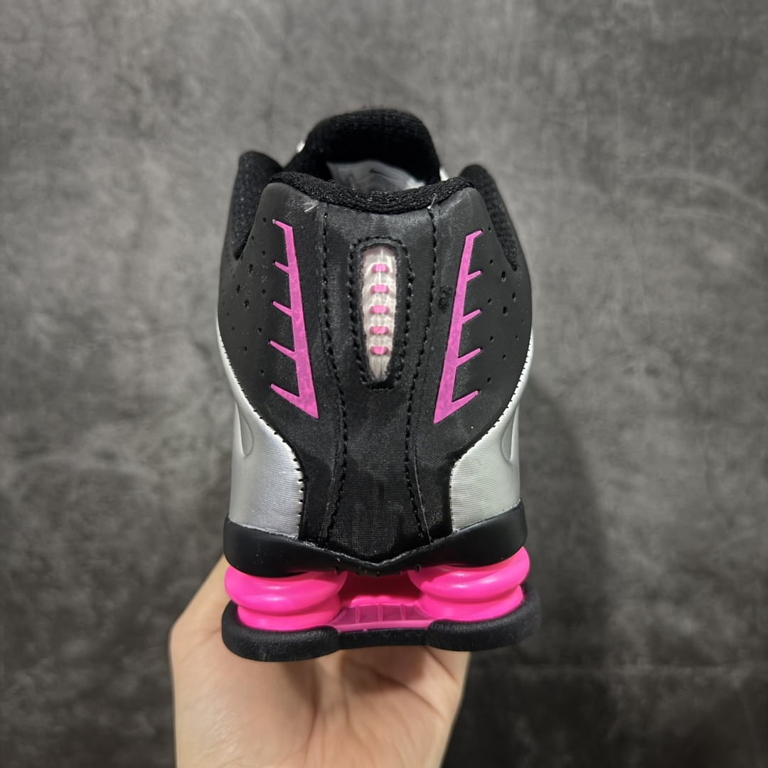 图片[4]-【公司级】Nike Shox OG R4气柱减震器科技前卫超跑慢跑鞋 AR3565-012 男女鞋真标半码制 正确原装数据开发楦型 外置超大气柱大底 金属质感鞋面＋科幻气息十足Nike Shox R4 于 2000 年首次亮相，流线型的鞋身以及外置气柱的设计使它在当时倍受欢迎。此次复刻回归，整体以黑银配色示人，依旧采用经典的皮革材质，鞋身侧面有银色刺绣 Swoosh，相较于 OG 配色的红色气柱，这次采用了黑色气柱进行点缀，更加具有战斗气息。另一双鞋采用白色搭配金属银作为鞋面主色调，搭载纯白色鞋底，辅以橙色点缀细节，透气孔设计的加入，更加完善了上脚的体验感，让这双鞋在穿着舒适的同时也更具时尚感。 尺码：36 36.5 37.5 38 38.5 39 40-选品中心