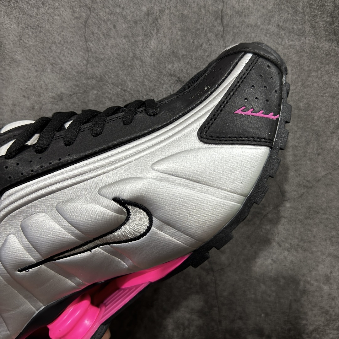 图片[6]-【公司级】Nike Shox OG R4气柱减震器科技前卫超跑慢跑鞋 AR3565-012 男女鞋真标半码制 正确原装数据开发楦型 外置超大气柱大底 金属质感鞋面＋科幻气息十足Nike Shox R4 于 2000 年首次亮相，流线型的鞋身以及外置气柱的设计使它在当时倍受欢迎。此次复刻回归，整体以黑银配色示人，依旧采用经典的皮革材质，鞋身侧面有银色刺绣 Swoosh，相较于 OG 配色的红色气柱，这次采用了黑色气柱进行点缀，更加具有战斗气息。另一双鞋采用白色搭配金属银作为鞋面主色调，搭载纯白色鞋底，辅以橙色点缀细节，透气孔设计的加入，更加完善了上脚的体验感，让这双鞋在穿着舒适的同时也更具时尚感。 尺码：36 36.5 37.5 38 38.5 39 40-选品中心