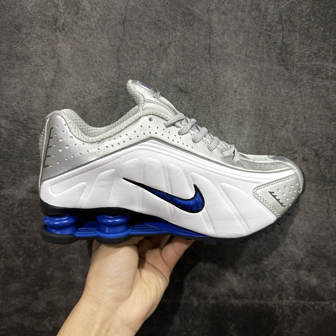 【公司级】Nike Shox OG R4气柱减震器科技前卫超跑慢跑鞋 HQ1988-100 男女鞋真标半码制 正确原装数据开发楦型 外置超大气柱大底 金属质感鞋面＋科幻气息十足Nike Shox R4 于 2000 年首次亮相，流线型的鞋身以及外置气柱的设计使它在当时倍受欢迎。此次复刻回归，整体以黑银配色示人，依旧采用经典的皮革材质，鞋身侧面有银色刺绣 Swoosh，相较于 OG 配色的红色气柱，这次采用了黑色气柱进行点缀，更加具有战斗气息。另一双鞋采用白色搭配金属银作为鞋面主色调，搭载纯白色鞋底，辅以橙色点缀细节，透气孔设计的加入，更加完善了上脚的体验感，让这双鞋在穿着舒适的同时也更具时尚感。 尺码：36 36.5 37.5 38 38.5 39 40 40.5 41 42 42.5 43 44 44.5 45-选品中心