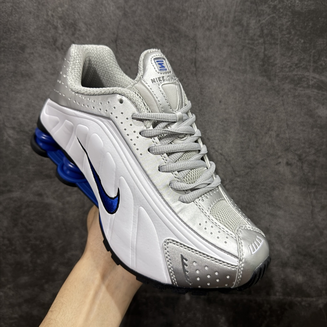图片[3]-【公司级】Nike Shox OG R4气柱减震器科技前卫超跑慢跑鞋 HQ1988-100 男女鞋真标半码制 正确原装数据开发楦型 外置超大气柱大底 金属质感鞋面＋科幻气息十足Nike Shox R4 于 2000 年首次亮相，流线型的鞋身以及外置气柱的设计使它在当时倍受欢迎。此次复刻回归，整体以黑银配色示人，依旧采用经典的皮革材质，鞋身侧面有银色刺绣 Swoosh，相较于 OG 配色的红色气柱，这次采用了黑色气柱进行点缀，更加具有战斗气息。另一双鞋采用白色搭配金属银作为鞋面主色调，搭载纯白色鞋底，辅以橙色点缀细节，透气孔设计的加入，更加完善了上脚的体验感，让这双鞋在穿着舒适的同时也更具时尚感。 尺码：36 36.5 37.5 38 38.5 39 40 40.5 41 42 42.5 43 44 44.5 45-选品中心