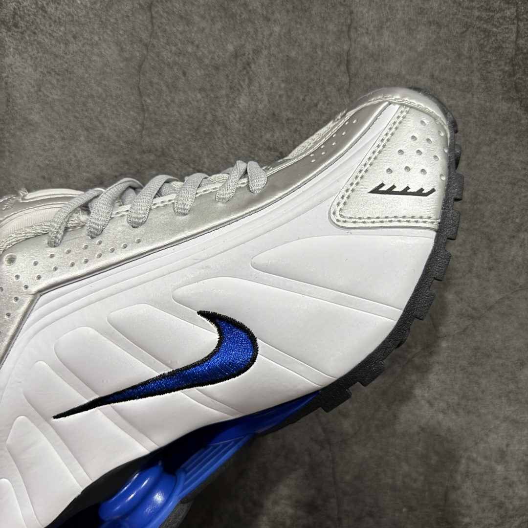 图片[6]-【公司级】Nike Shox OG R4气柱减震器科技前卫超跑慢跑鞋 HQ1988-100 男女鞋真标半码制 正确原装数据开发楦型 外置超大气柱大底 金属质感鞋面＋科幻气息十足Nike Shox R4 于 2000 年首次亮相，流线型的鞋身以及外置气柱的设计使它在当时倍受欢迎。此次复刻回归，整体以黑银配色示人，依旧采用经典的皮革材质，鞋身侧面有银色刺绣 Swoosh，相较于 OG 配色的红色气柱，这次采用了黑色气柱进行点缀，更加具有战斗气息。另一双鞋采用白色搭配金属银作为鞋面主色调，搭载纯白色鞋底，辅以橙色点缀细节，透气孔设计的加入，更加完善了上脚的体验感，让这双鞋在穿着舒适的同时也更具时尚感。 尺码：36 36.5 37.5 38 38.5 39 40 40.5 41 42 42.5 43 44 44.5 45-选品中心