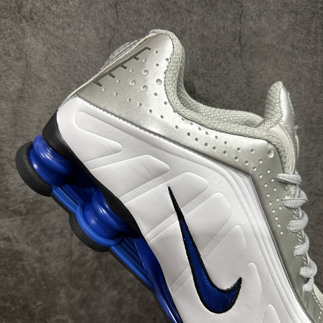 图片[7]-【公司级】Nike Shox OG R4气柱减震器科技前卫超跑慢跑鞋 HQ1988-100 男女鞋真标半码制 正确原装数据开发楦型 外置超大气柱大底 金属质感鞋面＋科幻气息十足Nike Shox R4 于 2000 年首次亮相，流线型的鞋身以及外置气柱的设计使它在当时倍受欢迎。此次复刻回归，整体以黑银配色示人，依旧采用经典的皮革材质，鞋身侧面有银色刺绣 Swoosh，相较于 OG 配色的红色气柱，这次采用了黑色气柱进行点缀，更加具有战斗气息。另一双鞋采用白色搭配金属银作为鞋面主色调，搭载纯白色鞋底，辅以橙色点缀细节，透气孔设计的加入，更加完善了上脚的体验感，让这双鞋在穿着舒适的同时也更具时尚感。 尺码：36 36.5 37.5 38 38.5 39 40 40.5 41 42 42.5 43 44 44.5 45-选品中心