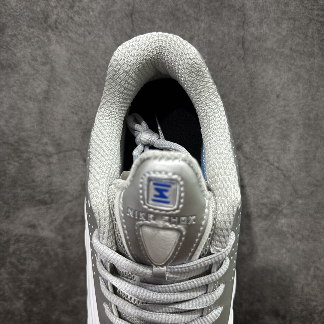图片[8]-【公司级】Nike Shox OG R4气柱减震器科技前卫超跑慢跑鞋 HQ1988-100 男女鞋真标半码制 正确原装数据开发楦型 外置超大气柱大底 金属质感鞋面＋科幻气息十足Nike Shox R4 于 2000 年首次亮相，流线型的鞋身以及外置气柱的设计使它在当时倍受欢迎。此次复刻回归，整体以黑银配色示人，依旧采用经典的皮革材质，鞋身侧面有银色刺绣 Swoosh，相较于 OG 配色的红色气柱，这次采用了黑色气柱进行点缀，更加具有战斗气息。另一双鞋采用白色搭配金属银作为鞋面主色调，搭载纯白色鞋底，辅以橙色点缀细节，透气孔设计的加入，更加完善了上脚的体验感，让这双鞋在穿着舒适的同时也更具时尚感。 尺码：36 36.5 37.5 38 38.5 39 40 40.5 41 42 42.5 43 44 44.5 45-选品中心