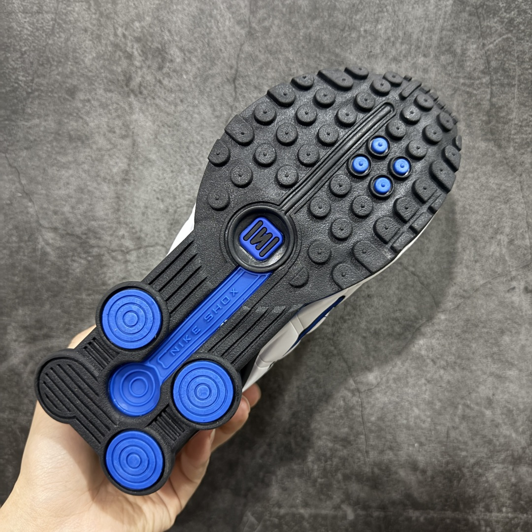 图片[9]-【公司级】Nike Shox OG R4气柱减震器科技前卫超跑慢跑鞋 HQ1988-100 男女鞋真标半码制 正确原装数据开发楦型 外置超大气柱大底 金属质感鞋面＋科幻气息十足Nike Shox R4 于 2000 年首次亮相，流线型的鞋身以及外置气柱的设计使它在当时倍受欢迎。此次复刻回归，整体以黑银配色示人，依旧采用经典的皮革材质，鞋身侧面有银色刺绣 Swoosh，相较于 OG 配色的红色气柱，这次采用了黑色气柱进行点缀，更加具有战斗气息。另一双鞋采用白色搭配金属银作为鞋面主色调，搭载纯白色鞋底，辅以橙色点缀细节，透气孔设计的加入，更加完善了上脚的体验感，让这双鞋在穿着舒适的同时也更具时尚感。 尺码：36 36.5 37.5 38 38.5 39 40 40.5 41 42 42.5 43 44 44.5 45-选品中心