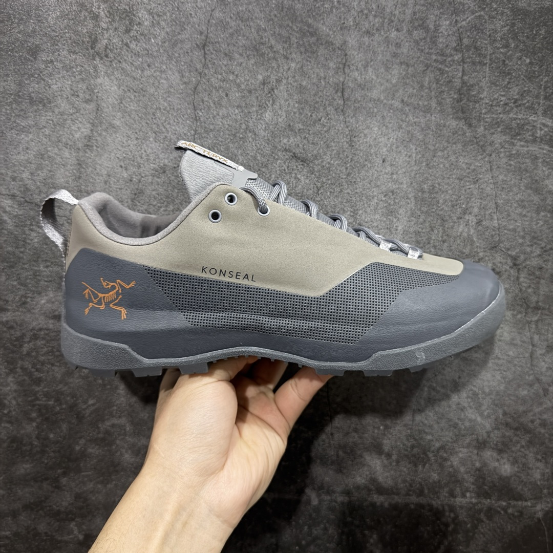 【正确版】Arcteryx始祖鸟 Konseal Shoe 舒适 防滑耐磨透气支撑抓地 登山鞋 正确原盒 全鞋采用头层麂皮 耐磨防滑黄金V底 莞产高品质 区别市场通货 代购指定版本 原数据开发 不掉标 正确高频字体 鸟爪细节完美 区别市场公版货 错误字体货 中底带钢印上脚舒适轻便无负重感 四季百搭 始祖鸟 KONSEAL 轻量户外鞋，这双鞋，不仅仅可以穿着逛街上班，更可以穿着徒步旅游甚至攀岩！说实话，没多少人真的会去攀岩，经我们试穿，这双鞋，日常穿也是非常舒服轻便！搭配日常的衣服完全不违和！结构中底TPU底盘，保护双脚。配置3D模具保护双脚+一体化系带系统，鞋面防撕裂网布、TPU保护膜和牛巴革合成面料，喜欢放心入！这种类型的鞋子咱们家超难得遇到一次，喜欢一定不要错过 尺码：39-45-选品中心