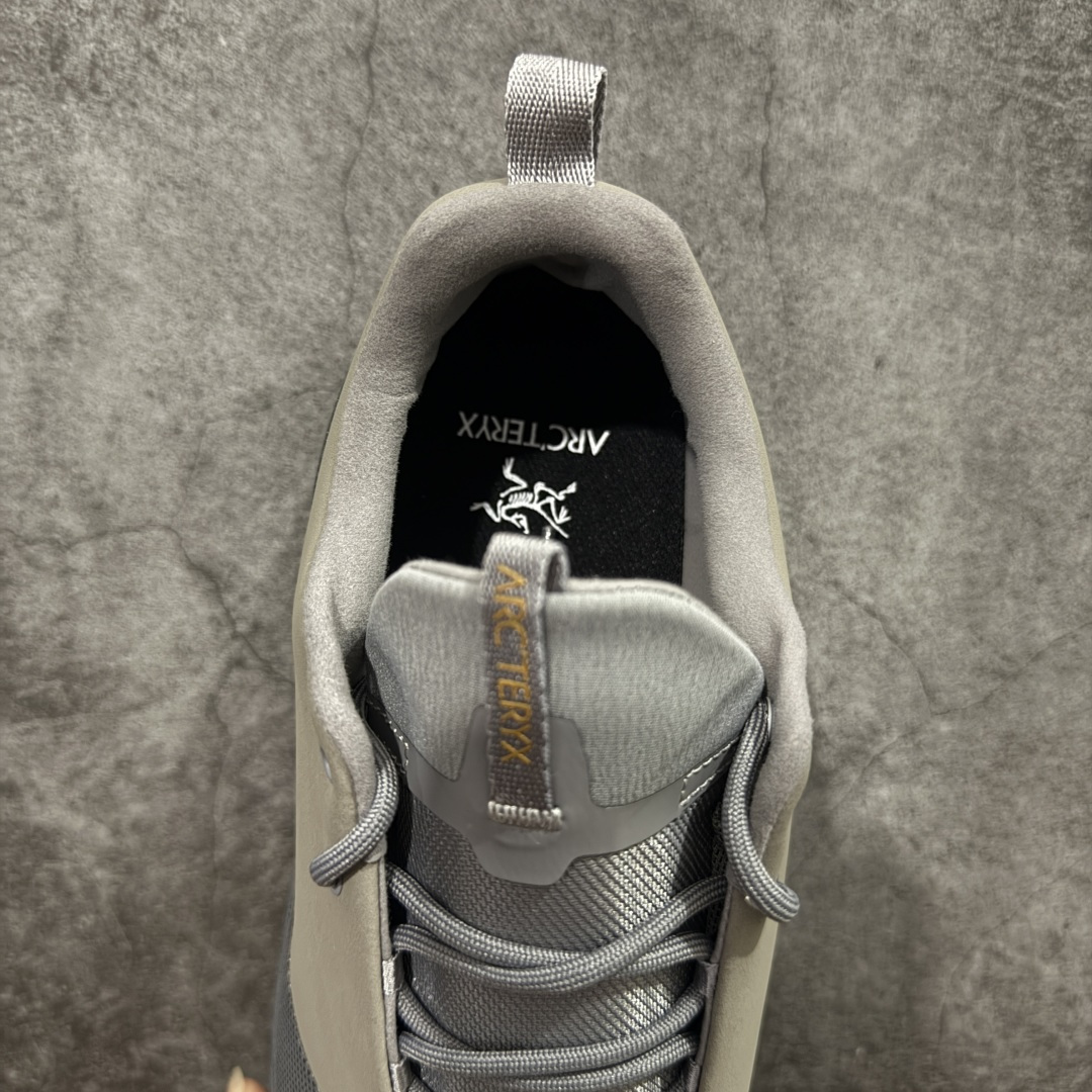 图片[8]-【正确版】Arcteryx始祖鸟 Konseal Shoe 舒适 防滑耐磨透气支撑抓地 登山鞋 正确原盒 全鞋采用头层麂皮 耐磨防滑黄金V底 莞产高品质 区别市场通货 代购指定版本 原数据开发 不掉标 正确高频字体 鸟爪细节完美 区别市场公版货 错误字体货 中底带钢印上脚舒适轻便无负重感 四季百搭 始祖鸟 KONSEAL 轻量户外鞋，这双鞋，不仅仅可以穿着逛街上班，更可以穿着徒步旅游甚至攀岩！说实话，没多少人真的会去攀岩，经我们试穿，这双鞋，日常穿也是非常舒服轻便！搭配日常的衣服完全不违和！结构中底TPU底盘，保护双脚。配置3D模具保护双脚+一体化系带系统，鞋面防撕裂网布、TPU保护膜和牛巴革合成面料，喜欢放心入！这种类型的鞋子咱们家超难得遇到一次，喜欢一定不要错过 尺码：39-45-选品中心