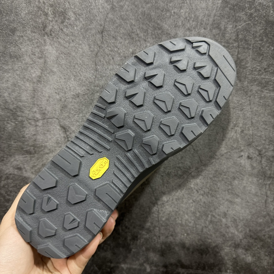 图片[9]-【正确版】Arcteryx始祖鸟 Konseal Shoe 舒适 防滑耐磨透气支撑抓地 登山鞋 正确原盒 全鞋采用头层麂皮 耐磨防滑黄金V底 莞产高品质 区别市场通货 代购指定版本 原数据开发 不掉标 正确高频字体 鸟爪细节完美 区别市场公版货 错误字体货 中底带钢印上脚舒适轻便无负重感 四季百搭 始祖鸟 KONSEAL 轻量户外鞋，这双鞋，不仅仅可以穿着逛街上班，更可以穿着徒步旅游甚至攀岩！说实话，没多少人真的会去攀岩，经我们试穿，这双鞋，日常穿也是非常舒服轻便！搭配日常的衣服完全不违和！结构中底TPU底盘，保护双脚。配置3D模具保护双脚+一体化系带系统，鞋面防撕裂网布、TPU保护膜和牛巴革合成面料，喜欢放心入！这种类型的鞋子咱们家超难得遇到一次，喜欢一定不要错过 尺码：39-45-选品中心