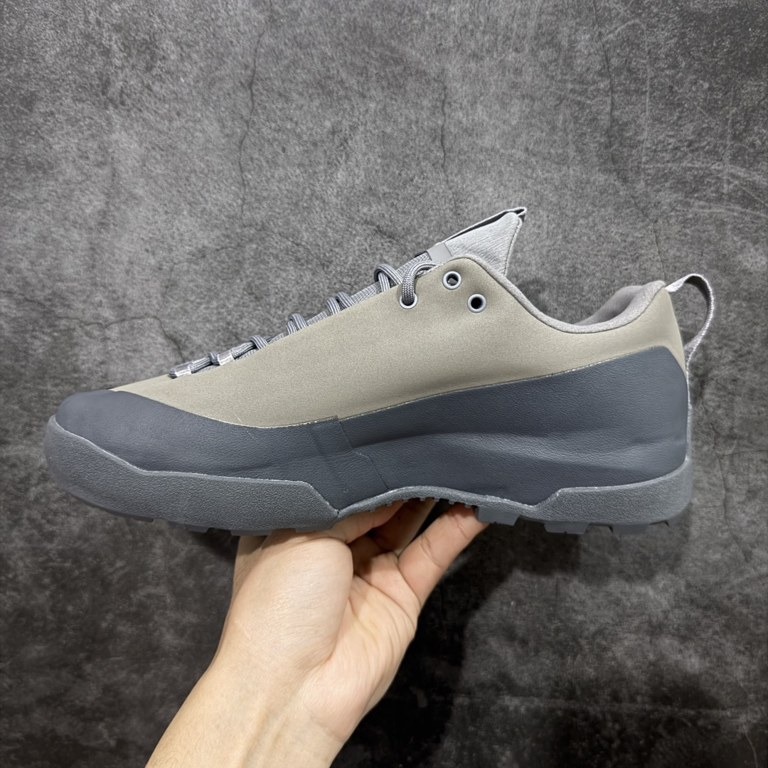 图片[2]-【正确版】Arcteryx始祖鸟 Konseal Shoe 舒适 防滑耐磨透气支撑抓地 登山鞋 正确原盒 全鞋采用头层麂皮 耐磨防滑黄金V底 莞产高品质 区别市场通货 代购指定版本 原数据开发 不掉标 正确高频字体 鸟爪细节完美 区别市场公版货 错误字体货 中底带钢印上脚舒适轻便无负重感 四季百搭 始祖鸟 KONSEAL 轻量户外鞋，这双鞋，不仅仅可以穿着逛街上班，更可以穿着徒步旅游甚至攀岩！说实话，没多少人真的会去攀岩，经我们试穿，这双鞋，日常穿也是非常舒服轻便！搭配日常的衣服完全不违和！结构中底TPU底盘，保护双脚。配置3D模具保护双脚+一体化系带系统，鞋面防撕裂网布、TPU保护膜和牛巴革合成面料，喜欢放心入！这种类型的鞋子咱们家超难得遇到一次，喜欢一定不要错过 尺码：39-45-选品中心