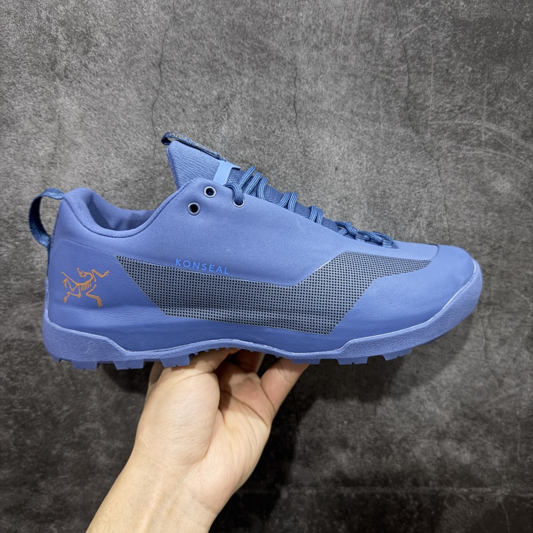 【正确版】Arcteryx始祖鸟 Konseal Shoe 舒适 防滑耐磨透气支撑抓地 登山鞋 正确原盒 全鞋采用头层麂皮 耐磨防滑黄金V底 莞产高品质 区别市场通货 代购指定版本 原数据开发 不掉标 正确高频字体 鸟爪细节完美 区别市场公版货 错误字体货 中底带钢印上脚舒适轻便无负重感 四季百搭 始祖鸟 KONSEAL 轻量户外鞋，这双鞋，不仅仅可以穿着逛街上班，更可以穿着徒步旅游甚至攀岩！说实话，没多少人真的会去攀岩，经我们试穿，这双鞋，日常穿也是非常舒服轻便！搭配日常的衣服完全不违和！结构中底TPU底盘，保护双脚。配置3D模具保护双脚+一体化系带系统，鞋面防撕裂网布、TPU保护膜和牛巴革合成面料，喜欢放心入！这种类型的鞋子咱们家超难得遇到一次，喜欢一定不要错过 尺码：39-45-选品中心