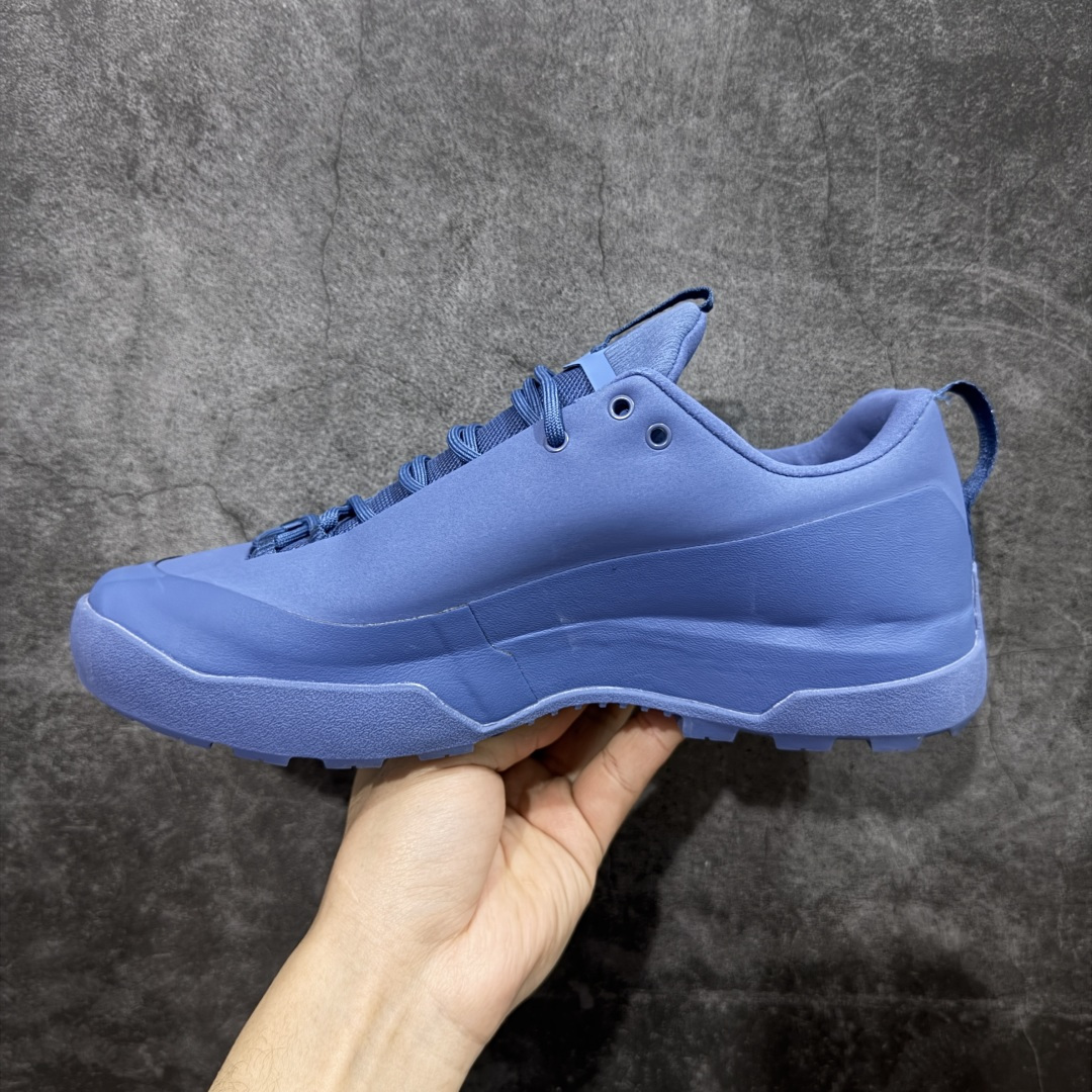 图片[2]-【正确版】Arcteryx始祖鸟 Konseal Shoe 舒适 防滑耐磨透气支撑抓地 登山鞋 正确原盒 全鞋采用头层麂皮 耐磨防滑黄金V底 莞产高品质 区别市场通货 代购指定版本 原数据开发 不掉标 正确高频字体 鸟爪细节完美 区别市场公版货 错误字体货 中底带钢印上脚舒适轻便无负重感 四季百搭 始祖鸟 KONSEAL 轻量户外鞋，这双鞋，不仅仅可以穿着逛街上班，更可以穿着徒步旅游甚至攀岩！说实话，没多少人真的会去攀岩，经我们试穿，这双鞋，日常穿也是非常舒服轻便！搭配日常的衣服完全不违和！结构中底TPU底盘，保护双脚。配置3D模具保护双脚+一体化系带系统，鞋面防撕裂网布、TPU保护膜和牛巴革合成面料，喜欢放心入！这种类型的鞋子咱们家超难得遇到一次，喜欢一定不要错过 尺码：39-45-选品中心