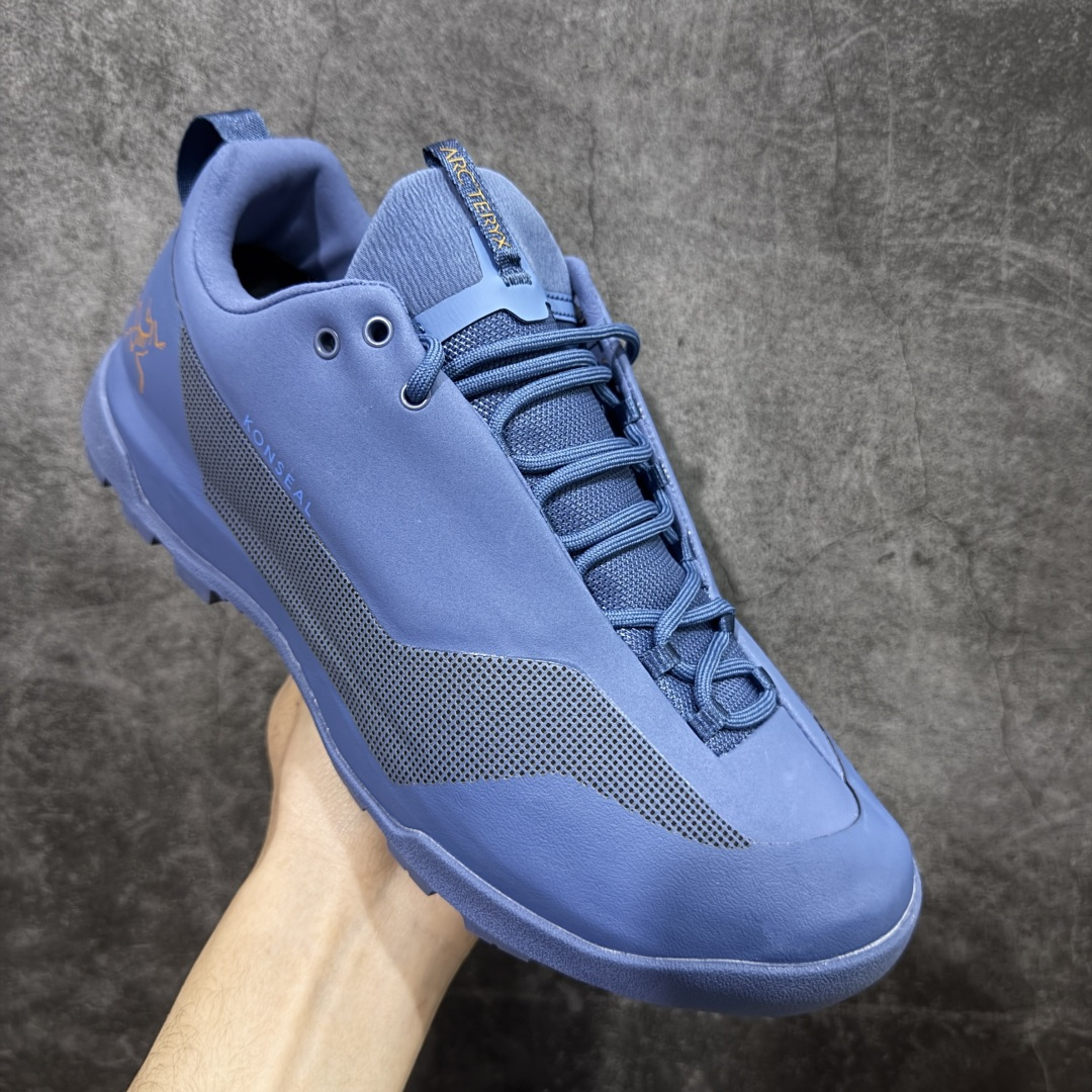 图片[3]-【正确版】Arcteryx始祖鸟 Konseal Shoe 舒适 防滑耐磨透气支撑抓地 登山鞋 正确原盒 全鞋采用头层麂皮 耐磨防滑黄金V底 莞产高品质 区别市场通货 代购指定版本 原数据开发 不掉标 正确高频字体 鸟爪细节完美 区别市场公版货 错误字体货 中底带钢印上脚舒适轻便无负重感 四季百搭 始祖鸟 KONSEAL 轻量户外鞋，这双鞋，不仅仅可以穿着逛街上班，更可以穿着徒步旅游甚至攀岩！说实话，没多少人真的会去攀岩，经我们试穿，这双鞋，日常穿也是非常舒服轻便！搭配日常的衣服完全不违和！结构中底TPU底盘，保护双脚。配置3D模具保护双脚+一体化系带系统，鞋面防撕裂网布、TPU保护膜和牛巴革合成面料，喜欢放心入！这种类型的鞋子咱们家超难得遇到一次，喜欢一定不要错过 尺码：39-45-选品中心