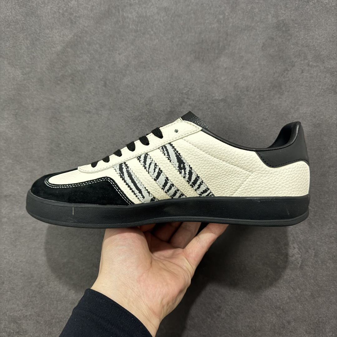 图片[2]-【定制版】Adidas Originals Gazelle Indoor 马年限定 ‘DIY‘定制 桑巴果冻休闲百搭低帮板鞋 原装头层材料 用料绝不含糊 独家版型蒸餾加工帶來的是更好的视觉和脚感体验 清洁度 电绣工艺 皮料切割干净无任何毛边 细节完美 货号： ZH2599 尺码： 36 36.5 37 38 38.5 39 40 40.5 41 42 42.5 43 44 45-选品中心