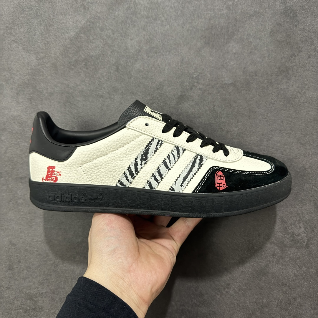 【定制版】Adidas Originals Gazelle Indoor 马年限定 ‘DIY‘定制 桑巴果冻休闲百搭低帮板鞋 原装头层材料 用料绝不含糊 独家版型蒸餾加工帶來的是更好的视觉和脚感体验 清洁度 电绣工艺 皮料切割干净无任何毛边 细节完美 货号: ZH2599 尺码: 36 36.5 37 38 38.5 39 40 40.5 41 42 42.5 43 44 45-选品中心