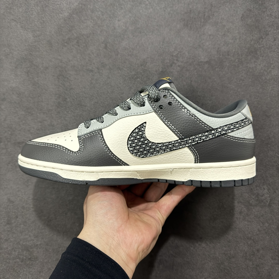 图片[2]-【定制版】Nike SB Dunk Low 马年限定 玄铁骏马 高端定制 低帮休闲滑板鞋  #定制鞋盒 大厂纯原品质出货 超高清洁度 皮料切割干净无任何毛边 细节完美 货号：HG0026-012  尺码：36 36.5 37.5 38 38.5 39 40 40.5 41 42 42.5 43 44 44.5 45-选品中心