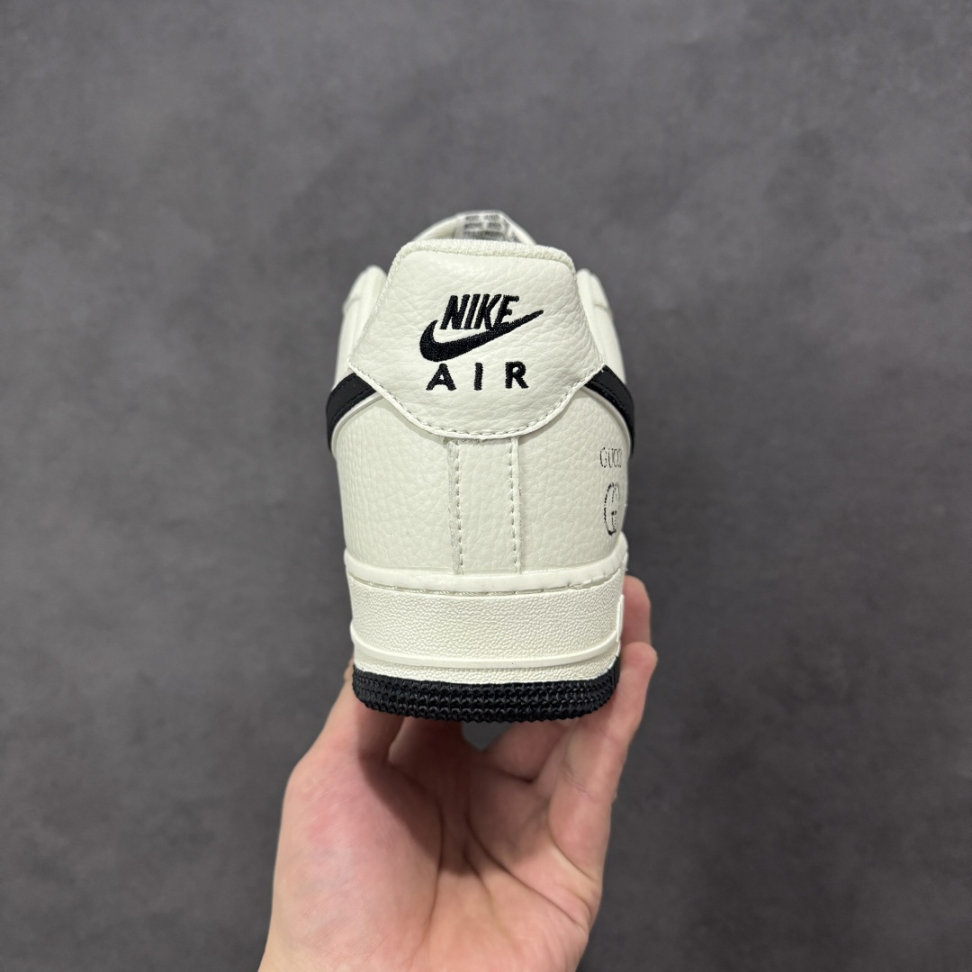 图片[4]-【定制版】公司级NIke Air Force 1 \’07 Low “古驰联名–米黑交织” 空军一号低帮 运动鞋 休闲鞋 折边针车 工艺难度大 原楦头原纸板 高端定制鞋盒 原厂鞋底 超高清洁度 细节完美 货号：XY9025-016 尺码：36 36.5 37.5 38 38.5 39 40 40.5 41 42 42.5 43 44 44.5 45-选品中心