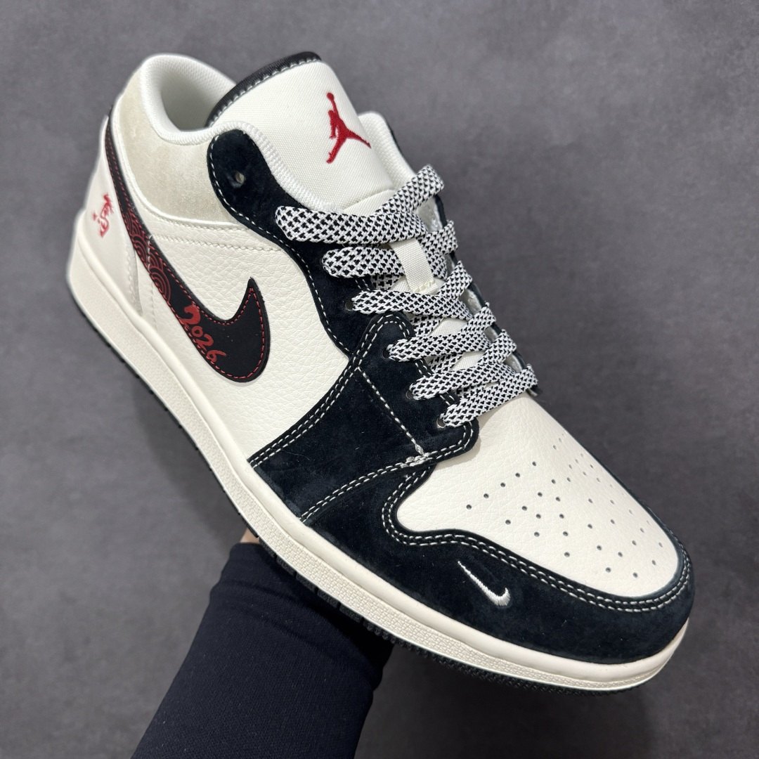 图片[3]-【定制版】Air Jordan 1 Low AJ1 乔1 2026马年限定 高端定制 低帮复古篮球鞋  #定制皮料 原厂3D打印 定制鞋盒 原楦原纸板 纯正空军版型 内置全掌气垫 货号：JJ5908-001  尺码：36 36.5 37.5 38 38.5 39 40 40.5 41 42 42.5 43 44 44.5 45-选品中心