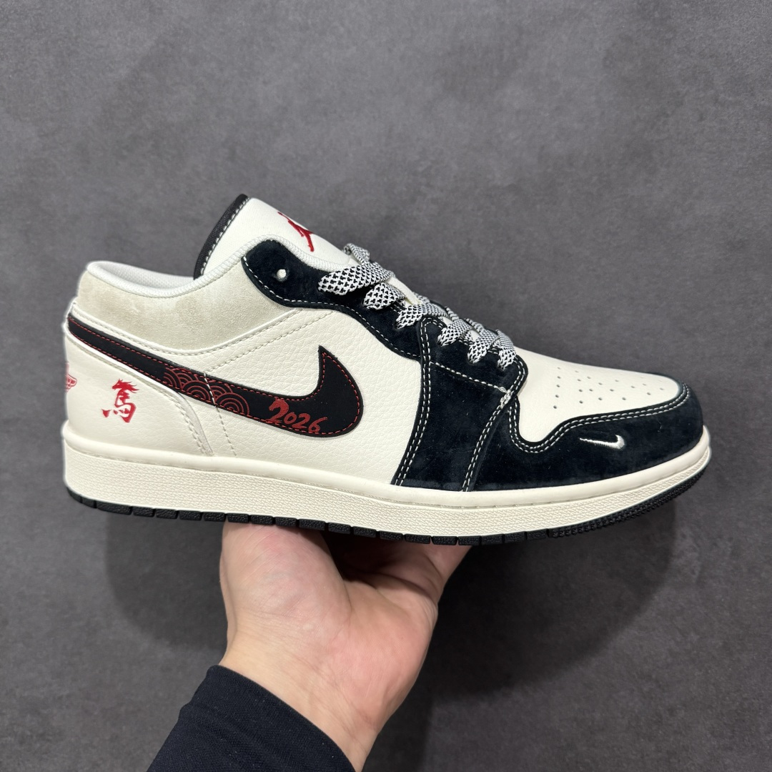 【定制版】Air Jordan 1 Low AJ1 乔1 2026马年限定 高端定制 低帮复古篮球鞋  #定制皮料 原厂3D打印 定制鞋盒 原楦原纸板 纯正空军版型 内置全掌气垫 货号：JJ5908-001  尺码：36 36.5 37.5 38 38.5 39 40 40.5 41 42 42.5 43 44 44.5 45-选品中心