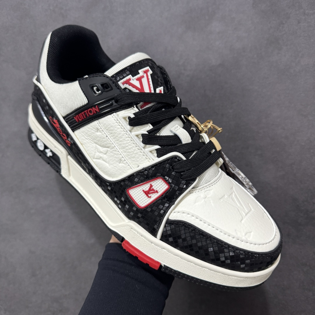 图片[3]-【纯原版】中国红礼盒 Louis Vuitton Trainer 路易威登LV 低帮 马年限定 白金色 驴牌圆头字母签名皮革低邦时尚板鞋运动鞋系列 采用圆头系带设计，简约大方，清新又不失奢华感，独特造型轻松吸引众人目光。鞋面由顶级材质精心打造，质感细腻柔软，彰显卓越品质；作为男装艺术总监Virgil Abloh的挚爱作品，LV Trainer运动鞋此次取材MonogramL压纹小牛皮，搭配点缀Monograma花卉的创新注胶外底。 原楦原纸版开模，鞋型立体饱满 零毛边、零溢胶、零线头瑕疵 细节与原版一致 区分市面通货 多层叠片＋电脑针车，针距密度一致 Monogram浮雕＋3D高频压纹 多密度发泡中底：支撑回弹媲美专柜 原装橡胶大底：含胶量高、纹路深、双拼接零偏差 ZP级原装包装：专柜款鞋盒＋防尘袋＋说明书 货号：AE5U3BM161N355 尺码：36 37 38 39 40 41 42 43 44 45-选品中心