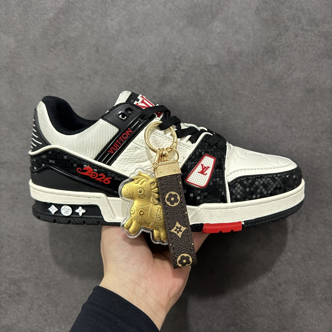 【纯原版】中国红礼盒 Louis Vuitton Trainer 路易威登LV 低帮 马年限定 白金色 驴牌圆头字母签名皮革低邦时尚板鞋运动鞋系列 采用圆头系带设计，简约大方，清新又不失奢华感，独特造型轻松吸引众人目光。鞋面由顶级材质精心打造，质感细腻柔软，彰显卓越品质；作为男装艺术总监Virgil Abloh的挚爱作品，LV Trainer运动鞋此次取材MonogramL压纹小牛皮，搭配点缀Monograma花卉的创新注胶外底。 原楦原纸版开模，鞋型立体饱满 零毛边、零溢胶、零线头瑕疵 细节与原版一致 区分市面通货 多层叠片＋电脑针车，针距密度一致 Monogram浮雕＋3D高频压纹 多密度发泡中底：支撑回弹媲美专柜 原装橡胶大底：含胶量高、纹路深、双拼接零偏差 ZP级原装包装：专柜款鞋盒＋防尘袋＋说明书 货号：AE5U3BM161N355 尺码：36 37 38 39 40 41 42 43 44 45-选品中心