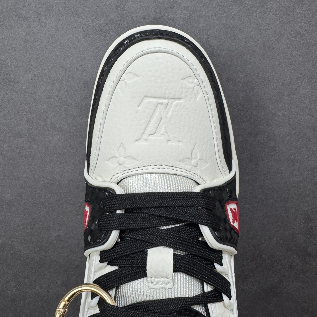 图片[8]-【纯原版】中国红礼盒 Louis Vuitton Trainer 路易威登LV 低帮 马年限定 白金色 驴牌圆头字母签名皮革低邦时尚板鞋运动鞋系列 采用圆头系带设计，简约大方，清新又不失奢华感，独特造型轻松吸引众人目光。鞋面由顶级材质精心打造，质感细腻柔软，彰显卓越品质；作为男装艺术总监Virgil Abloh的挚爱作品，LV Trainer运动鞋此次取材MonogramL压纹小牛皮，搭配点缀Monograma花卉的创新注胶外底。 原楦原纸版开模，鞋型立体饱满 零毛边、零溢胶、零线头瑕疵 细节与原版一致 区分市面通货 多层叠片＋电脑针车，针距密度一致 Monogram浮雕＋3D高频压纹 多密度发泡中底：支撑回弹媲美专柜 原装橡胶大底：含胶量高、纹路深、双拼接零偏差 ZP级原装包装：专柜款鞋盒＋防尘袋＋说明书 货号：AE5U3BM161N355 尺码：36 37 38 39 40 41 42 43 44 45-选品中心