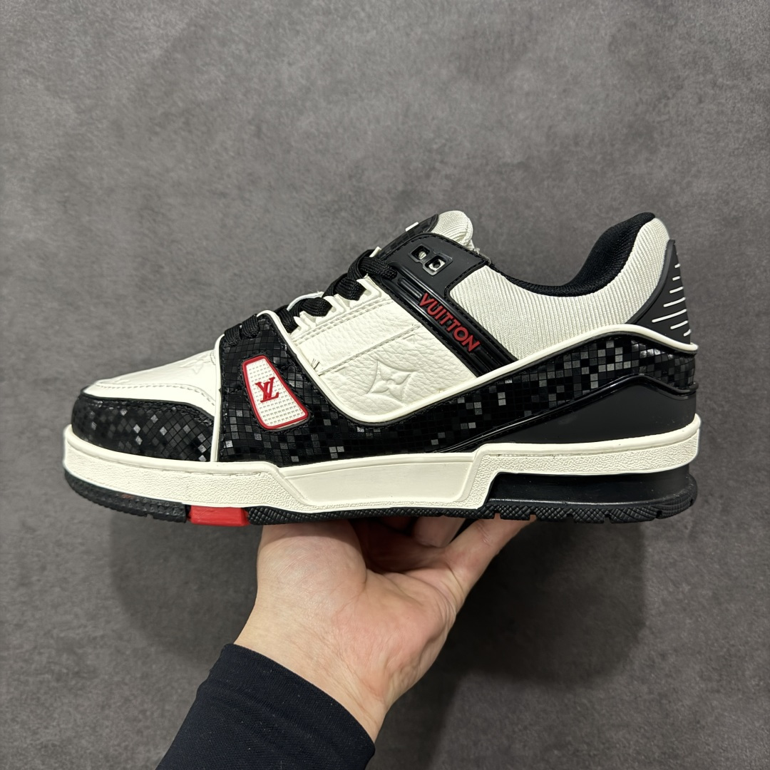 图片[2]-【纯原版】中国红礼盒 Louis Vuitton Trainer 路易威登LV 低帮 马年限定 白金色 驴牌圆头字母签名皮革低邦时尚板鞋运动鞋系列 采用圆头系带设计，简约大方，清新又不失奢华感，独特造型轻松吸引众人目光。鞋面由顶级材质精心打造，质感细腻柔软，彰显卓越品质；作为男装艺术总监Virgil Abloh的挚爱作品，LV Trainer运动鞋此次取材MonogramL压纹小牛皮，搭配点缀Monograma花卉的创新注胶外底。 原楦原纸版开模，鞋型立体饱满 零毛边、零溢胶、零线头瑕疵 细节与原版一致 区分市面通货 多层叠片＋电脑针车，针距密度一致 Monogram浮雕＋3D高频压纹 多密度发泡中底：支撑回弹媲美专柜 原装橡胶大底：含胶量高、纹路深、双拼接零偏差 ZP级原装包装：专柜款鞋盒＋防尘袋＋说明书 货号：AE5U3BM161N355 尺码：36 37 38 39 40 41 42 43 44 45-选品中心