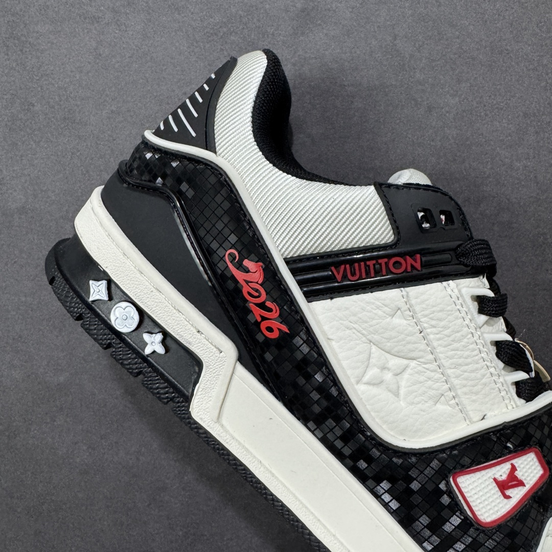 图片[6]-【纯原版】中国红礼盒 Louis Vuitton Trainer 路易威登LV 低帮 马年限定 白金色 驴牌圆头字母签名皮革低邦时尚板鞋运动鞋系列 采用圆头系带设计，简约大方，清新又不失奢华感，独特造型轻松吸引众人目光。鞋面由顶级材质精心打造，质感细腻柔软，彰显卓越品质；作为男装艺术总监Virgil Abloh的挚爱作品，LV Trainer运动鞋此次取材MonogramL压纹小牛皮，搭配点缀Monograma花卉的创新注胶外底。 原楦原纸版开模，鞋型立体饱满 零毛边、零溢胶、零线头瑕疵 细节与原版一致 区分市面通货 多层叠片＋电脑针车，针距密度一致 Monogram浮雕＋3D高频压纹 多密度发泡中底：支撑回弹媲美专柜 原装橡胶大底：含胶量高、纹路深、双拼接零偏差 ZP级原装包装：专柜款鞋盒＋防尘袋＋说明书 货号：AE5U3BM161N355 尺码：36 37 38 39 40 41 42 43 44 45-选品中心