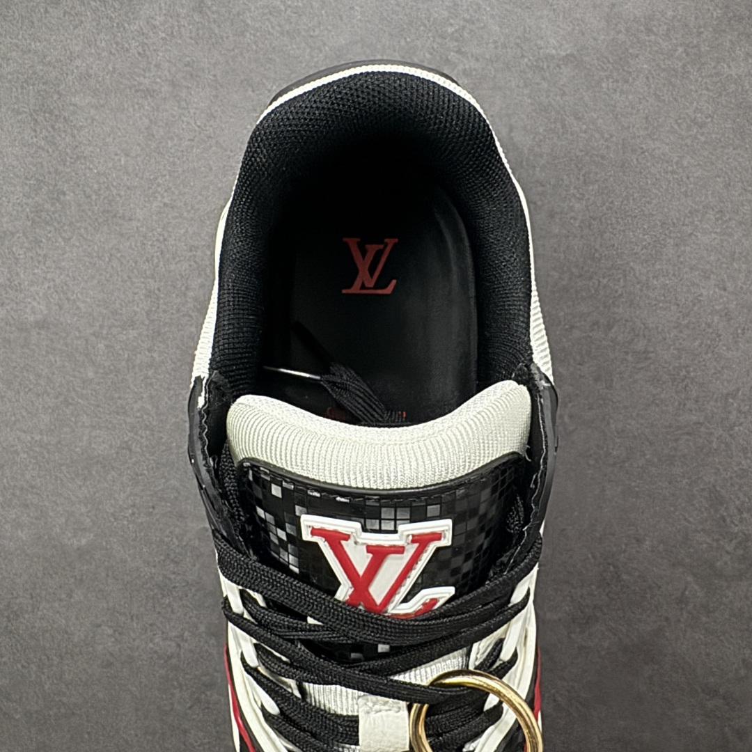 图片[7]-【纯原版】中国红礼盒 Louis Vuitton Trainer 路易威登LV 低帮 马年限定 白金色 驴牌圆头字母签名皮革低邦时尚板鞋运动鞋系列 采用圆头系带设计，简约大方，清新又不失奢华感，独特造型轻松吸引众人目光。鞋面由顶级材质精心打造，质感细腻柔软，彰显卓越品质；作为男装艺术总监Virgil Abloh的挚爱作品，LV Trainer运动鞋此次取材MonogramL压纹小牛皮，搭配点缀Monograma花卉的创新注胶外底。 原楦原纸版开模，鞋型立体饱满 零毛边、零溢胶、零线头瑕疵 细节与原版一致 区分市面通货 多层叠片＋电脑针车，针距密度一致 Monogram浮雕＋3D高频压纹 多密度发泡中底：支撑回弹媲美专柜 原装橡胶大底：含胶量高、纹路深、双拼接零偏差 ZP级原装包装：专柜款鞋盒＋防尘袋＋说明书 货号：AE5U3BM161N355 尺码：36 37 38 39 40 41 42 43 44 45-选品中心