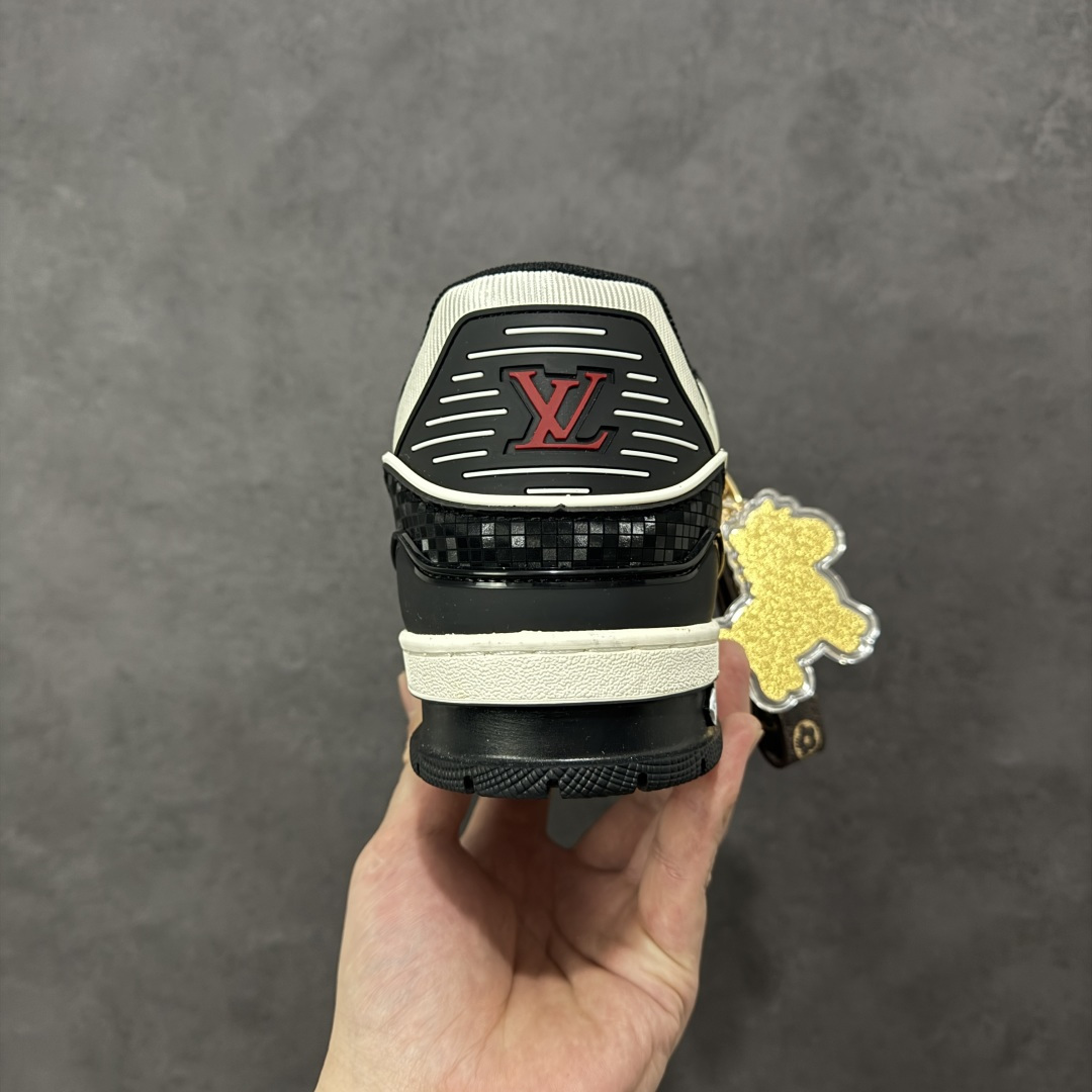 图片[4]-【纯原版】中国红礼盒 Louis Vuitton Trainer 路易威登LV 低帮 马年限定 白金色 驴牌圆头字母签名皮革低邦时尚板鞋运动鞋系列 采用圆头系带设计，简约大方，清新又不失奢华感，独特造型轻松吸引众人目光。鞋面由顶级材质精心打造，质感细腻柔软，彰显卓越品质；作为男装艺术总监Virgil Abloh的挚爱作品，LV Trainer运动鞋此次取材MonogramL压纹小牛皮，搭配点缀Monograma花卉的创新注胶外底。 原楦原纸版开模，鞋型立体饱满 零毛边、零溢胶、零线头瑕疵 细节与原版一致 区分市面通货 多层叠片＋电脑针车，针距密度一致 Monogram浮雕＋3D高频压纹 多密度发泡中底：支撑回弹媲美专柜 原装橡胶大底：含胶量高、纹路深、双拼接零偏差 ZP级原装包装：专柜款鞋盒＋防尘袋＋说明书 货号：AE5U3BM161N355 尺码：36 37 38 39 40 41 42 43 44 45-选品中心