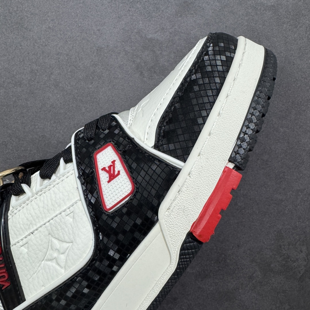 图片[5]-【纯原版】中国红礼盒 Louis Vuitton Trainer 路易威登LV 低帮 马年限定 白金色 驴牌圆头字母签名皮革低邦时尚板鞋运动鞋系列 采用圆头系带设计，简约大方，清新又不失奢华感，独特造型轻松吸引众人目光。鞋面由顶级材质精心打造，质感细腻柔软，彰显卓越品质；作为男装艺术总监Virgil Abloh的挚爱作品，LV Trainer运动鞋此次取材MonogramL压纹小牛皮，搭配点缀Monograma花卉的创新注胶外底。 原楦原纸版开模，鞋型立体饱满 零毛边、零溢胶、零线头瑕疵 细节与原版一致 区分市面通货 多层叠片＋电脑针车，针距密度一致 Monogram浮雕＋3D高频压纹 多密度发泡中底：支撑回弹媲美专柜 原装橡胶大底：含胶量高、纹路深、双拼接零偏差 ZP级原装包装：专柜款鞋盒＋防尘袋＋说明书 货号：AE5U3BM161N355 尺码：36 37 38 39 40 41 42 43 44 45-选品中心