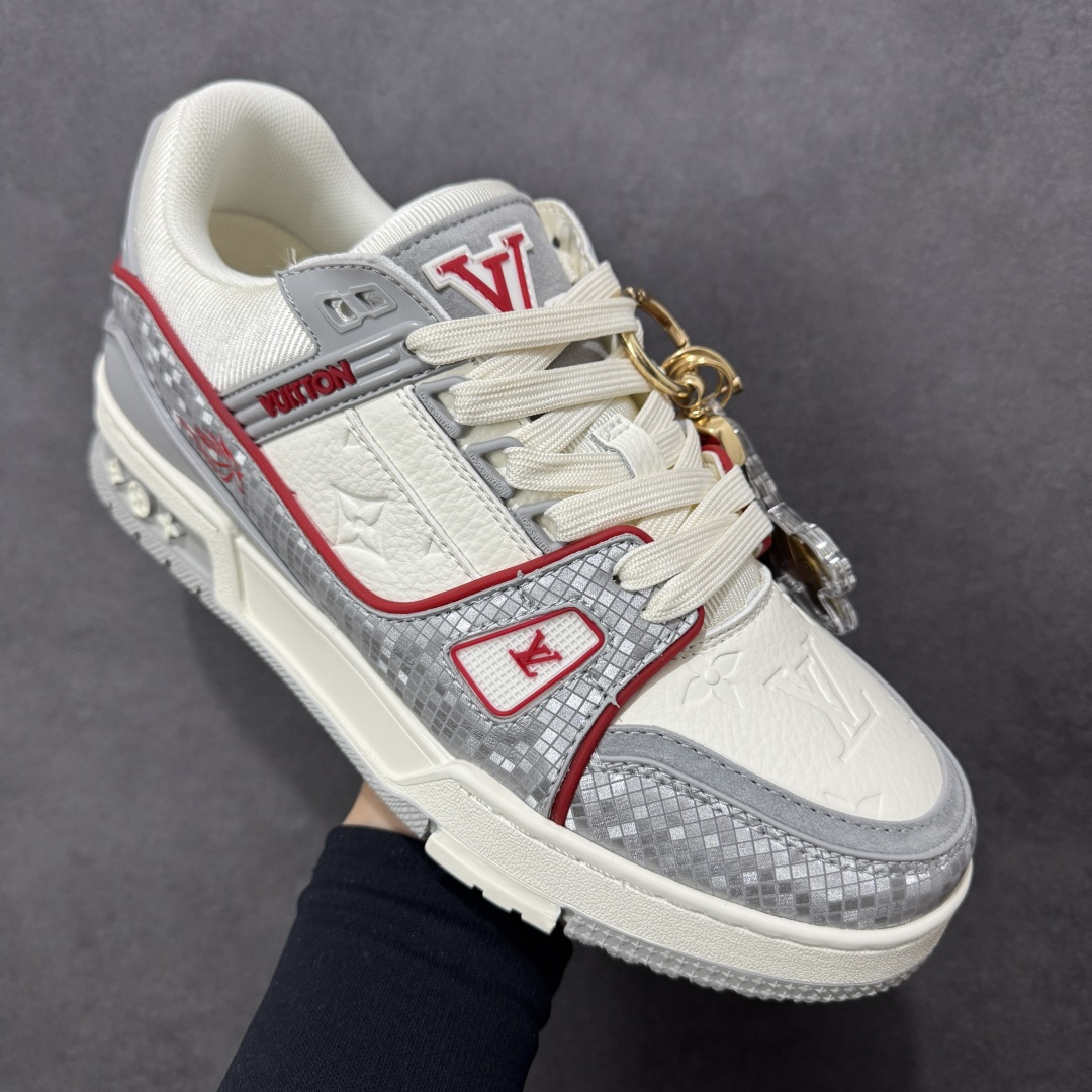 图片[3]-【纯原版】中国红礼盒 Louis Vuitton Trainer 路易威登LV 低帮 马年限定 白金色 驴牌圆头字母签名皮革低邦时尚板鞋运动鞋系列 采用圆头系带设计，简约大方，清新又不失奢华感，独特造型轻松吸引众人目光。鞋面由顶级材质精心打造，质感细腻柔软，彰显卓越品质；作为男装艺术总监Virgil Abloh的挚爱作品，LV Trainer运动鞋此次取材MonogramL压纹小牛皮，搭配点缀Monograma花卉的创新注胶外底。 原楦原纸版开模，鞋型立体饱满 零毛边、零溢胶、零线头瑕疵 细节与原版一致 区分市面通货 多层叠片＋电脑针车，针距密度一致 Monogram浮雕＋3D高频压纹 多密度发泡中底：支撑回弹媲美专柜 原装橡胶大底：含胶量高、纹路深、双拼接零偏差 ZP级原装包装：专柜款鞋盒＋防尘袋＋说明书 货号：AE5U3BM161N355 尺码：36 37 38 39 40 41 42 43 44 45-选品中心