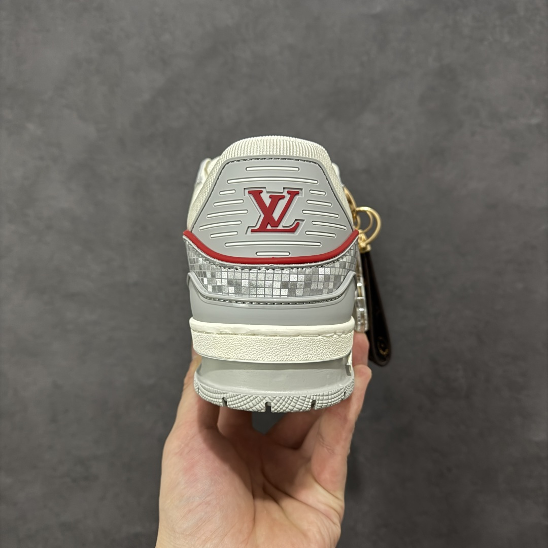 图片[4]-【纯原版】中国红礼盒 Louis Vuitton Trainer 路易威登LV 低帮 马年限定 白金色 驴牌圆头字母签名皮革低邦时尚板鞋运动鞋系列 采用圆头系带设计，简约大方，清新又不失奢华感，独特造型轻松吸引众人目光。鞋面由顶级材质精心打造，质感细腻柔软，彰显卓越品质；作为男装艺术总监Virgil Abloh的挚爱作品，LV Trainer运动鞋此次取材MonogramL压纹小牛皮，搭配点缀Monograma花卉的创新注胶外底。 原楦原纸版开模，鞋型立体饱满 零毛边、零溢胶、零线头瑕疵 细节与原版一致 区分市面通货 多层叠片＋电脑针车，针距密度一致 Monogram浮雕＋3D高频压纹 多密度发泡中底：支撑回弹媲美专柜 原装橡胶大底：含胶量高、纹路深、双拼接零偏差 ZP级原装包装：专柜款鞋盒＋防尘袋＋说明书 货号：AE5U3BM161N355 尺码：36 37 38 39 40 41 42 43 44 45-选品中心