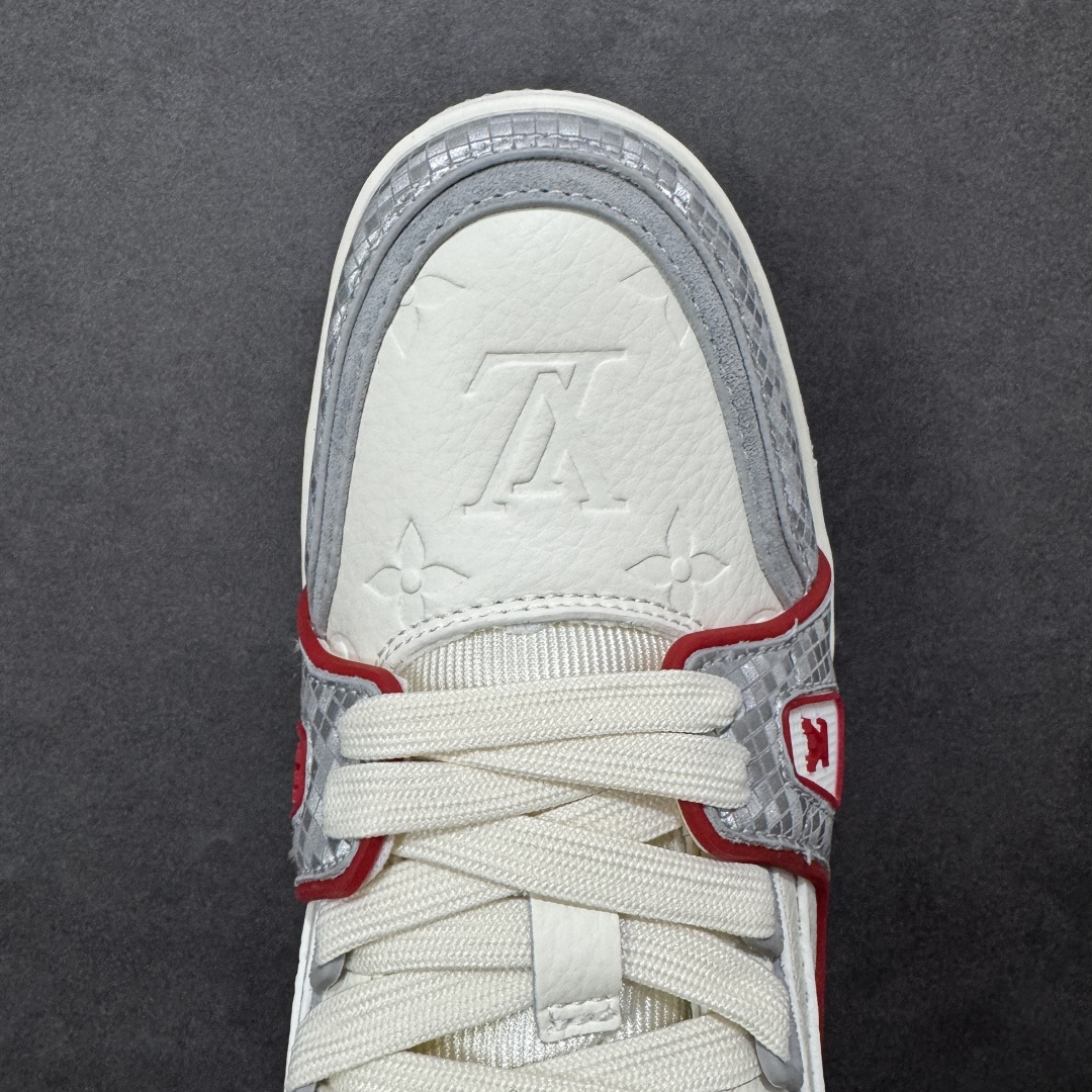 图片[8]-【纯原版】中国红礼盒 Louis Vuitton Trainer 路易威登LV 低帮 马年限定 白金色 驴牌圆头字母签名皮革低邦时尚板鞋运动鞋系列 采用圆头系带设计，简约大方，清新又不失奢华感，独特造型轻松吸引众人目光。鞋面由顶级材质精心打造，质感细腻柔软，彰显卓越品质；作为男装艺术总监Virgil Abloh的挚爱作品，LV Trainer运动鞋此次取材MonogramL压纹小牛皮，搭配点缀Monograma花卉的创新注胶外底。 原楦原纸版开模，鞋型立体饱满 零毛边、零溢胶、零线头瑕疵 细节与原版一致 区分市面通货 多层叠片＋电脑针车，针距密度一致 Monogram浮雕＋3D高频压纹 多密度发泡中底：支撑回弹媲美专柜 原装橡胶大底：含胶量高、纹路深、双拼接零偏差 ZP级原装包装：专柜款鞋盒＋防尘袋＋说明书 货号：AE5U3BM161N355 尺码：36 37 38 39 40 41 42 43 44 45-选品中心