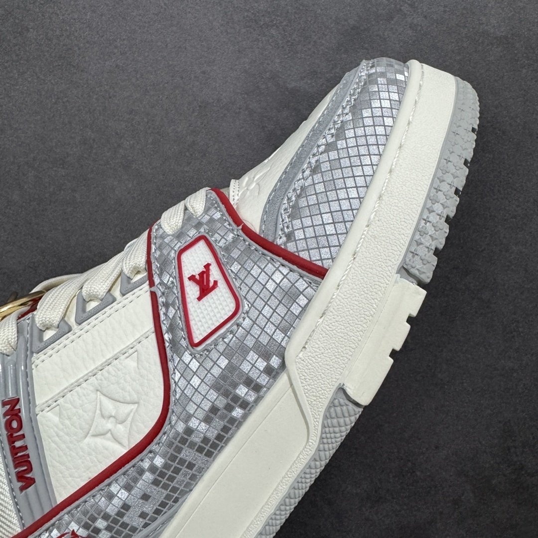 图片[5]-【纯原版】中国红礼盒 Louis Vuitton Trainer 路易威登LV 低帮 马年限定 白金色 驴牌圆头字母签名皮革低邦时尚板鞋运动鞋系列 采用圆头系带设计，简约大方，清新又不失奢华感，独特造型轻松吸引众人目光。鞋面由顶级材质精心打造，质感细腻柔软，彰显卓越品质；作为男装艺术总监Virgil Abloh的挚爱作品，LV Trainer运动鞋此次取材MonogramL压纹小牛皮，搭配点缀Monograma花卉的创新注胶外底。 原楦原纸版开模，鞋型立体饱满 零毛边、零溢胶、零线头瑕疵 细节与原版一致 区分市面通货 多层叠片＋电脑针车，针距密度一致 Monogram浮雕＋3D高频压纹 多密度发泡中底：支撑回弹媲美专柜 原装橡胶大底：含胶量高、纹路深、双拼接零偏差 ZP级原装包装：专柜款鞋盒＋防尘袋＋说明书 货号：AE5U3BM161N355 尺码：36 37 38 39 40 41 42 43 44 45-选品中心