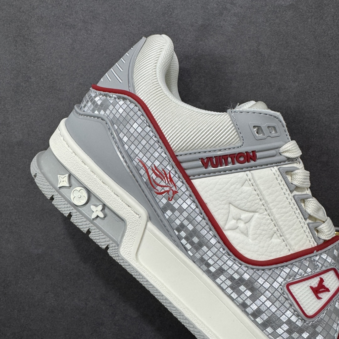 图片[6]-【纯原版】中国红礼盒 Louis Vuitton Trainer 路易威登LV 低帮 马年限定 白金色 驴牌圆头字母签名皮革低邦时尚板鞋运动鞋系列 采用圆头系带设计，简约大方，清新又不失奢华感，独特造型轻松吸引众人目光。鞋面由顶级材质精心打造，质感细腻柔软，彰显卓越品质；作为男装艺术总监Virgil Abloh的挚爱作品，LV Trainer运动鞋此次取材MonogramL压纹小牛皮，搭配点缀Monograma花卉的创新注胶外底。 原楦原纸版开模，鞋型立体饱满 零毛边、零溢胶、零线头瑕疵 细节与原版一致 区分市面通货 多层叠片＋电脑针车，针距密度一致 Monogram浮雕＋3D高频压纹 多密度发泡中底：支撑回弹媲美专柜 原装橡胶大底：含胶量高、纹路深、双拼接零偏差 ZP级原装包装：专柜款鞋盒＋防尘袋＋说明书 货号：AE5U3BM161N355 尺码：36 37 38 39 40 41 42 43 44 45-选品中心