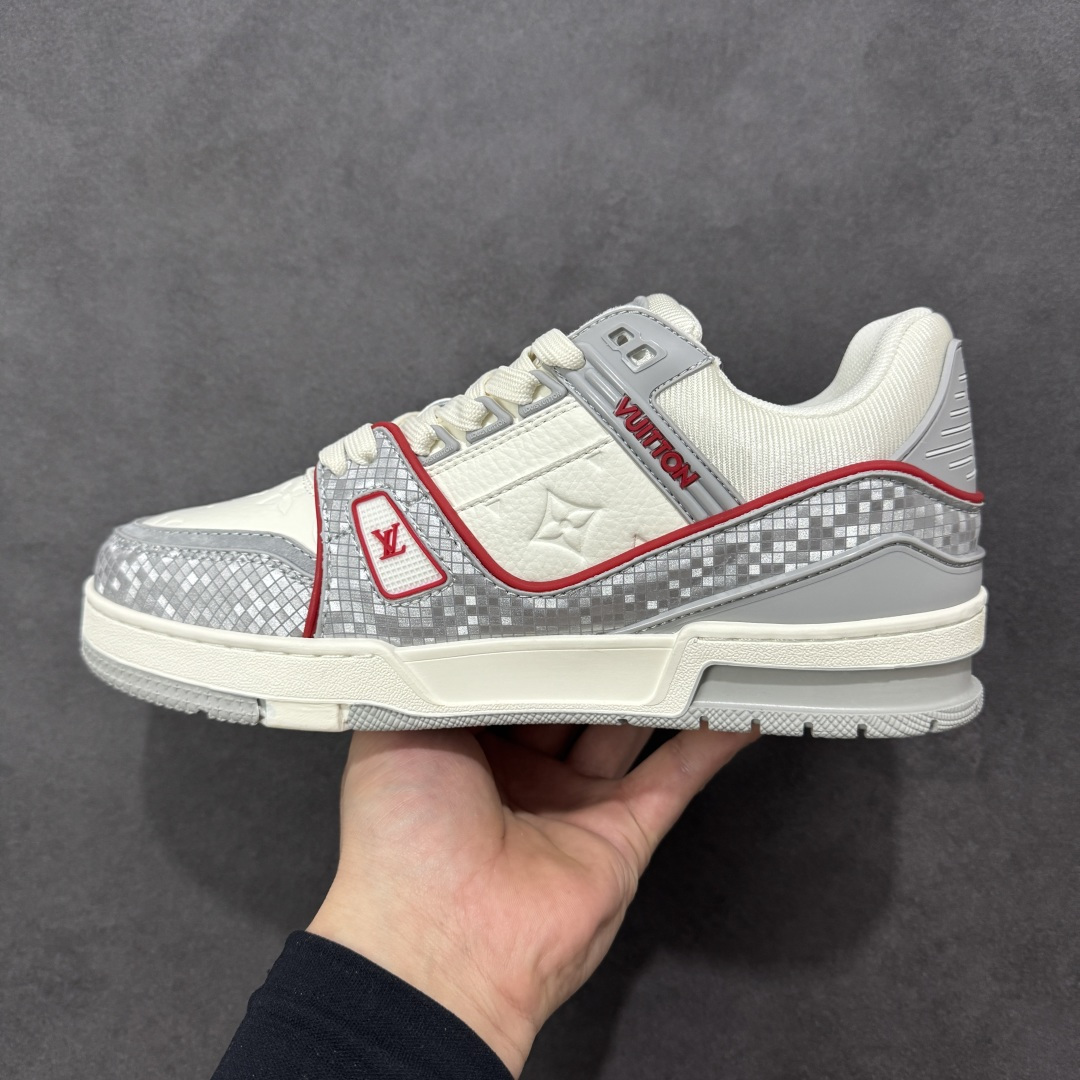 图片[2]-【纯原版】中国红礼盒 Louis Vuitton Trainer 路易威登LV 低帮 马年限定 白金色 驴牌圆头字母签名皮革低邦时尚板鞋运动鞋系列 采用圆头系带设计，简约大方，清新又不失奢华感，独特造型轻松吸引众人目光。鞋面由顶级材质精心打造，质感细腻柔软，彰显卓越品质；作为男装艺术总监Virgil Abloh的挚爱作品，LV Trainer运动鞋此次取材MonogramL压纹小牛皮，搭配点缀Monograma花卉的创新注胶外底。 原楦原纸版开模，鞋型立体饱满 零毛边、零溢胶、零线头瑕疵 细节与原版一致 区分市面通货 多层叠片＋电脑针车，针距密度一致 Monogram浮雕＋3D高频压纹 多密度发泡中底：支撑回弹媲美专柜 原装橡胶大底：含胶量高、纹路深、双拼接零偏差 ZP级原装包装：专柜款鞋盒＋防尘袋＋说明书 货号：AE5U3BM161N355 尺码：36 37 38 39 40 41 42 43 44 45-选品中心