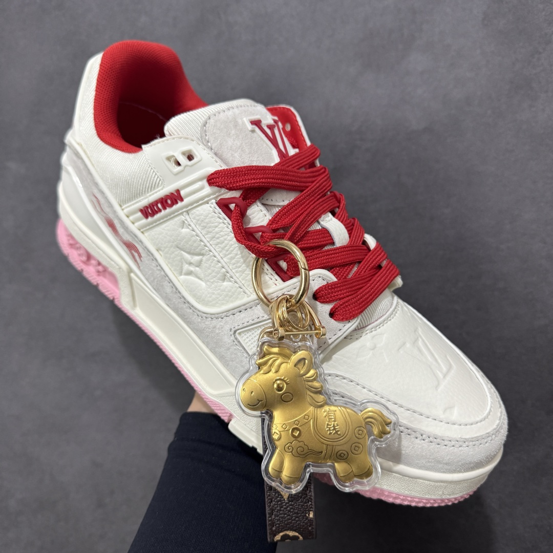 图片[3]-【纯原版】中国红礼盒 Louis Vuitton Trainer 路易威登LV 低帮 马年限定 白金色 驴牌圆头字母签名皮革低邦时尚板鞋运动鞋系列 采用圆头系带设计，简约大方，清新又不失奢华感，独特造型轻松吸引众人目光。鞋面由顶级材质精心打造，质感细腻柔软，彰显卓越品质；作为男装艺术总监Virgil Abloh的挚爱作品，LV Trainer运动鞋此次取材MonogramL压纹小牛皮，搭配点缀Monograma花卉的创新注胶外底。 原楦原纸版开模，鞋型立体饱满 零毛边、零溢胶、零线头瑕疵 细节与原版一致 区分市面通货 多层叠片＋电脑针车，针距密度一致 Monogram浮雕＋3D高频压纹 多密度发泡中底：支撑回弹媲美专柜 原装橡胶大底：含胶量高、纹路深、双拼接零偏差 ZP级原装包装：专柜款鞋盒＋防尘袋＋说明书 货号：AE5U3BM161N355 尺码：36 37 38 39 40 41 42 43 44 45-选品中心