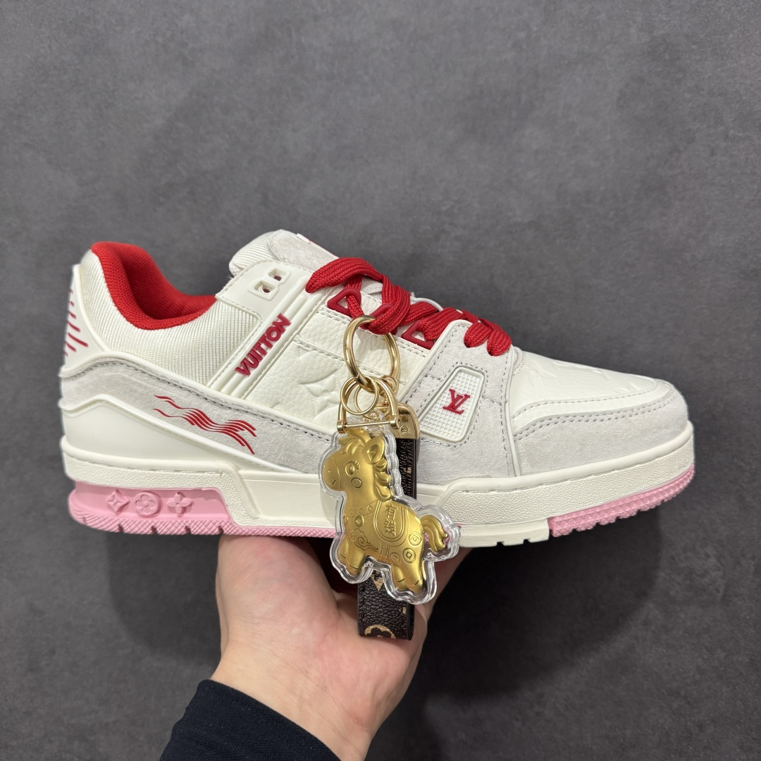【纯原版】中国红礼盒 Louis Vuitton Trainer 路易威登LV 低帮 马年限定 白金色 驴牌圆头字母签名皮革低邦时尚板鞋运动鞋系列 采用圆头系带设计，简约大方，清新又不失奢华感，独特造型轻松吸引众人目光。鞋面由顶级材质精心打造，质感细腻柔软，彰显卓越品质；作为男装艺术总监Virgil Abloh的挚爱作品，LV Trainer运动鞋此次取材MonogramL压纹小牛皮，搭配点缀Monograma花卉的创新注胶外底。 原楦原纸版开模，鞋型立体饱满 零毛边、零溢胶、零线头瑕疵 细节与原版一致 区分市面通货 多层叠片＋电脑针车，针距密度一致 Monogram浮雕＋3D高频压纹 多密度发泡中底：支撑回弹媲美专柜 原装橡胶大底：含胶量高、纹路深、双拼接零偏差 ZP级原装包装：专柜款鞋盒＋防尘袋＋说明书 货号：AE5U3BM161N355 尺码：36 37 38 39 40 41 42 43 44 45-选品中心