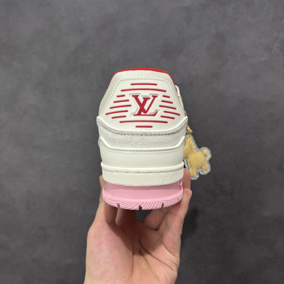 图片[4]-【纯原版】中国红礼盒 Louis Vuitton Trainer 路易威登LV 低帮 马年限定 白金色 驴牌圆头字母签名皮革低邦时尚板鞋运动鞋系列 采用圆头系带设计，简约大方，清新又不失奢华感，独特造型轻松吸引众人目光。鞋面由顶级材质精心打造，质感细腻柔软，彰显卓越品质；作为男装艺术总监Virgil Abloh的挚爱作品，LV Trainer运动鞋此次取材MonogramL压纹小牛皮，搭配点缀Monograma花卉的创新注胶外底。 原楦原纸版开模，鞋型立体饱满 零毛边、零溢胶、零线头瑕疵 细节与原版一致 区分市面通货 多层叠片＋电脑针车，针距密度一致 Monogram浮雕＋3D高频压纹 多密度发泡中底：支撑回弹媲美专柜 原装橡胶大底：含胶量高、纹路深、双拼接零偏差 ZP级原装包装：专柜款鞋盒＋防尘袋＋说明书 货号：AE5U3BM161N355 尺码：36 37 38 39 40 41 42 43 44 45-选品中心