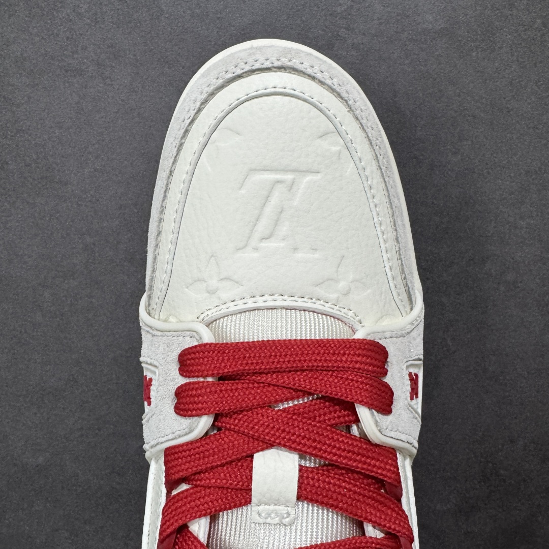 图片[8]-【纯原版】中国红礼盒 Louis Vuitton Trainer 路易威登LV 低帮 马年限定 白金色 驴牌圆头字母签名皮革低邦时尚板鞋运动鞋系列 采用圆头系带设计，简约大方，清新又不失奢华感，独特造型轻松吸引众人目光。鞋面由顶级材质精心打造，质感细腻柔软，彰显卓越品质；作为男装艺术总监Virgil Abloh的挚爱作品，LV Trainer运动鞋此次取材MonogramL压纹小牛皮，搭配点缀Monograma花卉的创新注胶外底。 原楦原纸版开模，鞋型立体饱满 零毛边、零溢胶、零线头瑕疵 细节与原版一致 区分市面通货 多层叠片＋电脑针车，针距密度一致 Monogram浮雕＋3D高频压纹 多密度发泡中底：支撑回弹媲美专柜 原装橡胶大底：含胶量高、纹路深、双拼接零偏差 ZP级原装包装：专柜款鞋盒＋防尘袋＋说明书 货号：AE5U3BM161N355 尺码：36 37 38 39 40 41 42 43 44 45-选品中心