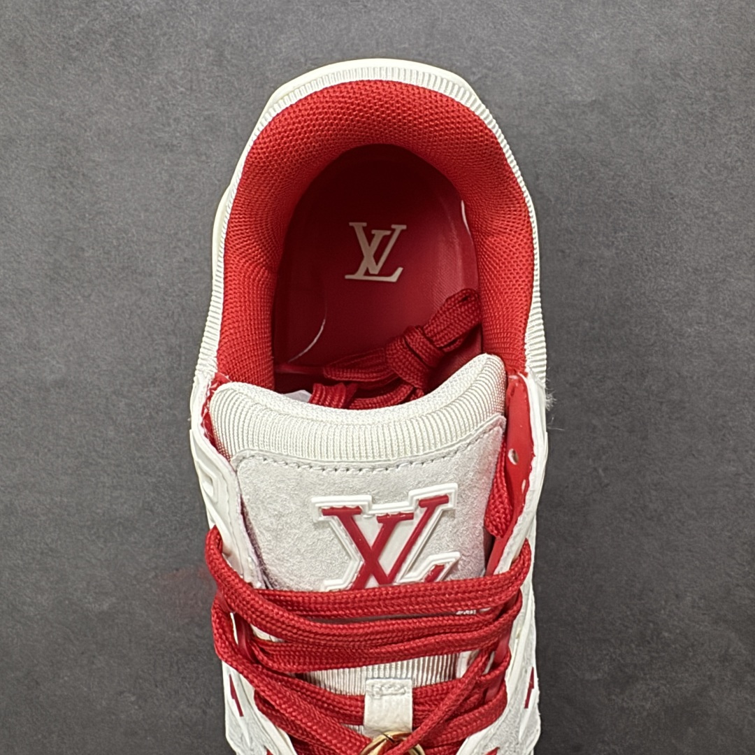 图片[7]-【纯原版】中国红礼盒 Louis Vuitton Trainer 路易威登LV 低帮 马年限定 白金色 驴牌圆头字母签名皮革低邦时尚板鞋运动鞋系列 采用圆头系带设计，简约大方，清新又不失奢华感，独特造型轻松吸引众人目光。鞋面由顶级材质精心打造，质感细腻柔软，彰显卓越品质；作为男装艺术总监Virgil Abloh的挚爱作品，LV Trainer运动鞋此次取材MonogramL压纹小牛皮，搭配点缀Monograma花卉的创新注胶外底。 原楦原纸版开模，鞋型立体饱满 零毛边、零溢胶、零线头瑕疵 细节与原版一致 区分市面通货 多层叠片＋电脑针车，针距密度一致 Monogram浮雕＋3D高频压纹 多密度发泡中底：支撑回弹媲美专柜 原装橡胶大底：含胶量高、纹路深、双拼接零偏差 ZP级原装包装：专柜款鞋盒＋防尘袋＋说明书 货号：AE5U3BM161N355 尺码：36 37 38 39 40 41 42 43 44 45-选品中心