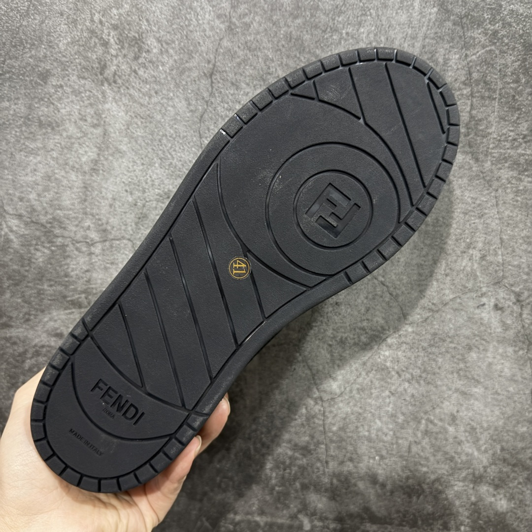 图片[9]-【YS纯原】广奢高端货 FENDI芬迪 Match 绒面皮革 压纹系带 男女同款 黑白红底经典款 ✦ 官方同源渠道 · 原装订单 ✦ 专柜全套包装＋原装配件齐全 ✦ 鞋底内置核心防伪芯片 · 可感应 ✦ FENDI Match 最新爆款情侣款板鞋 ✦ 高工艺无缝细空胶技术 ✦ 贴楦误差仅 0.05mm ✦ 固特异内外锁死工艺 ✦ 最大弯折也不开胶 · 环保无异味 ✦ 麂皮＋胶片拼接鞋面，质感更高级 ✦ Logo内里使用毛巾绒MX，脚感细腻温柔 尺码：35-45-选品中心