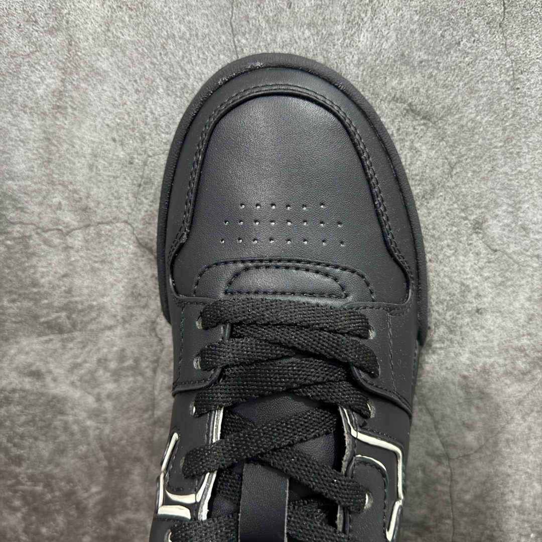 图片[5]-【YS纯原】广奢高端货 FENDI芬迪 Match 绒面皮革 压纹系带 男女同款 黑白红底经典款 ✦ 官方同源渠道 · 原装订单 ✦ 专柜全套包装＋原装配件齐全 ✦ 鞋底内置核心防伪芯片 · 可感应 ✦ FENDI Match 最新爆款情侣款板鞋 ✦ 高工艺无缝细空胶技术 ✦ 贴楦误差仅 0.05mm ✦ 固特异内外锁死工艺 ✦ 最大弯折也不开胶 · 环保无异味 ✦ 麂皮＋胶片拼接鞋面，质感更高级 ✦ Logo内里使用毛巾绒MX，脚感细腻温柔 尺码：35-45-选品中心