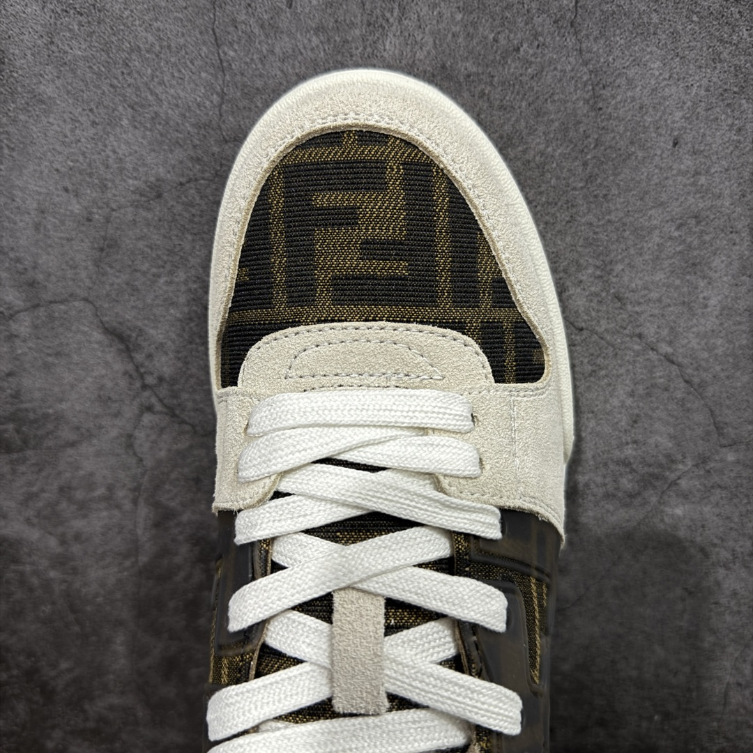 图片[5]-【YS纯原】广奢高端货 FENDI芬迪 Match 绒面皮革 压纹系带 男女同款 黑白红底经典款 ✦ 官方同源渠道 · 原装订单 ✦ 专柜全套包装＋原装配件齐全 ✦ 鞋底内置核心防伪芯片 · 可感应 ✦ FENDI Match 最新爆款情侣款板鞋 ✦ 高工艺无缝细空胶技术 ✦ 贴楦误差仅 0.05mm ✦ 固特异内外锁死工艺 ✦ 最大弯折也不开胶 · 环保无异味 ✦ 麂皮＋胶片拼接鞋面，质感更高级 ✦ Logo内里使用毛巾绒MX，脚感细腻温柔 尺码：35-45-选品中心