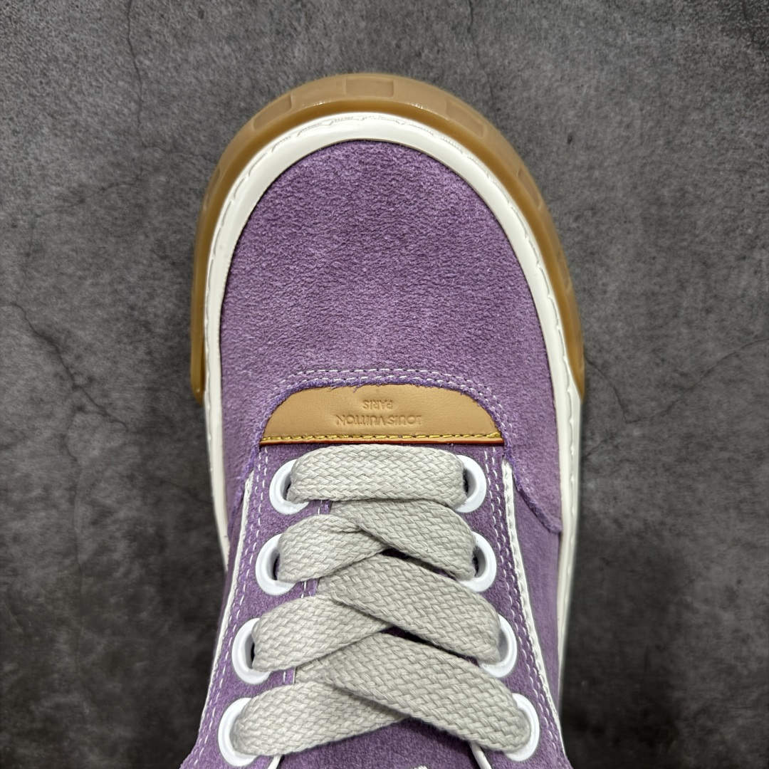 图片[5]-【YS纯原】广奢高端货正确版LOUIS VUITTON Tilted 系列 LV饼干鞋｜2026 早春全新上架 LV 路易威登 Tilted Low Sneakers 倾斜系列低帮复古休闲运动板鞋 男鞋｜广东原产｜市售顶级版本 ✦ 升级原楦型开发纸版，鞋型更立体更正 ✦ Monogram 丹宁布鞋面，质感高级耐看 ✦ 鞋垫嵌入EVA软脚感物料，回弹舒适 ✦ 后跟耐弯折滴塑支撑片，稳定不塌 ✦ 全新开发TPR光泽组合隔色鞋底 ✦ LV组合 TPU 生胶底结构，行走稳、耐磨强 ✦ 原版购入开发 ✦ 厚实抽屉式礼品鞋盒 ✦ 原装包装说明书＋防尘布袋 ✦ 附送官方快递加固牛皮纸外盒 法国巴黎百年奢侈品牌 LOUIS VUITTON 路易威登 尺码：40 41 42 43 44 45-选品中心