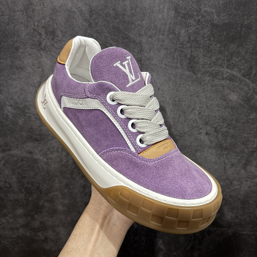 图片[3]-【YS纯原】广奢高端货正确版LOUIS VUITTON Tilted 系列 LV饼干鞋｜2026 早春全新上架 LV 路易威登 Tilted Low Sneakers 倾斜系列低帮复古休闲运动板鞋 男鞋｜广东原产｜市售顶级版本 ✦ 升级原楦型开发纸版，鞋型更立体更正 ✦ Monogram 丹宁布鞋面，质感高级耐看 ✦ 鞋垫嵌入EVA软脚感物料，回弹舒适 ✦ 后跟耐弯折滴塑支撑片，稳定不塌 ✦ 全新开发TPR光泽组合隔色鞋底 ✦ LV组合 TPU 生胶底结构，行走稳、耐磨强 ✦ 原版购入开发 ✦ 厚实抽屉式礼品鞋盒 ✦ 原装包装说明书＋防尘布袋 ✦ 附送官方快递加固牛皮纸外盒 法国巴黎百年奢侈品牌 LOUIS VUITTON 路易威登 尺码：40 41 42 43 44 45-选品中心