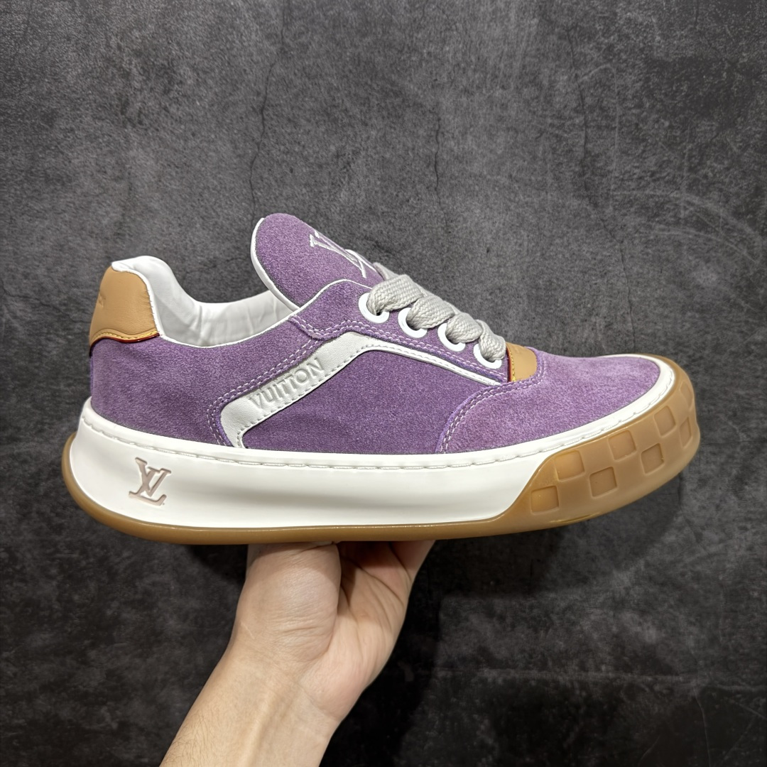 【YS纯原】广奢高端货正确版LOUIS VUITTON Tilted 系列 LV饼干鞋|2026 早春全新上架 LV 路易威登 Tilted Low Sneakers 倾斜系列低帮复古休闲运动板鞋 男鞋|广东原产|市售顶级版本 ✦ 升级原楦型开发纸版,鞋型更立体更正 ✦ Monogram 丹宁布鞋面,质感高级耐看 ✦ 鞋垫嵌入EVA软脚感物料,回弹舒适 ✦ 后跟耐弯折滴塑支撑片,稳定不塌 ✦ 全新开发TPR光泽组合隔色鞋底 ✦ LV组合 TPU 生胶底结构,行走稳、耐磨强 ✦ 原版购入开发 ✦ 厚实抽屉式礼品鞋盒 ✦ 原装包装说明书+防尘布袋 ✦ 附送官方快递加固牛皮纸外盒 法国巴黎百年奢侈品牌 LOUIS VUITTON 路易威登 尺码:40 41 42 43 44 45-选品中心