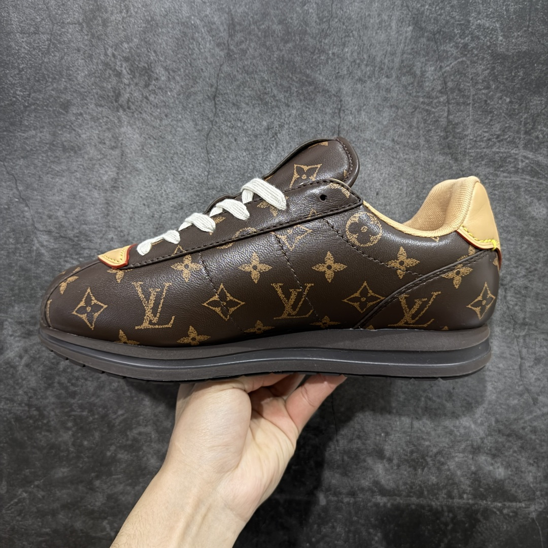 图片[2]-【纯原S版】莞产顶级LOUIS VUITTON × NIGO 联名款 Buttersoft FW25 牛皮革压纹 系带圆头 低帮系带圆头运动鞋 LV × Nigo 联名 FW25 最新 Buttersoft 系列 菲董操刀设计，阿甘鞋轮廓融合面包鞋风格 鞋型饱满但比例克制，上脚呈现慵懒高级感 厚鞋舌＋宽鞋带结构 鞋面采用头层牛皮＋羊皮革压纹 皮质细腻，纹理自然，耐看耐穿 鞋底为原版开模防滑 TPU 大底 全系列暴力拆借 原版开发 结构、比例与用料统一度高 尺码：36 37 38 39 40 41 42 43 44 45-选品中心