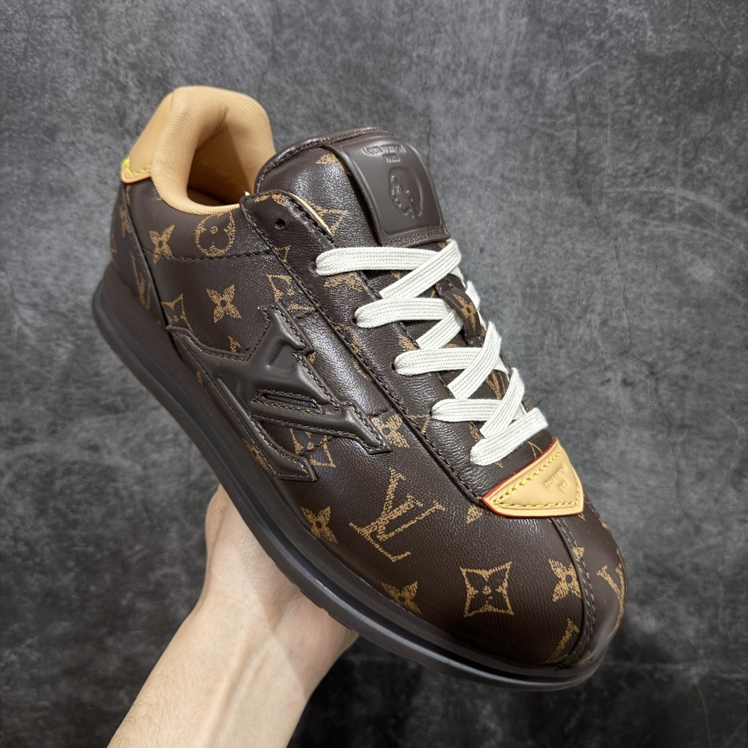 图片[3]-【纯原S版】莞产顶级LOUIS VUITTON × NIGO 联名款 Buttersoft FW25 牛皮革压纹 系带圆头 低帮系带圆头运动鞋 LV × Nigo 联名 FW25 最新 Buttersoft 系列 菲董操刀设计，阿甘鞋轮廓融合面包鞋风格 鞋型饱满但比例克制，上脚呈现慵懒高级感 厚鞋舌＋宽鞋带结构 鞋面采用头层牛皮＋羊皮革压纹 皮质细腻，纹理自然，耐看耐穿 鞋底为原版开模防滑 TPU 大底 全系列暴力拆借 原版开发 结构、比例与用料统一度高 尺码：36 37 38 39 40 41 42 43 44 45-选品中心