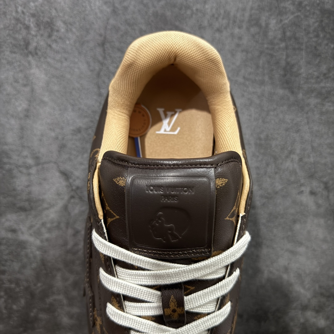 图片[8]-【纯原S版】莞产顶级LOUIS VUITTON × NIGO 联名款 Buttersoft FW25 牛皮革压纹 系带圆头 低帮系带圆头运动鞋 LV × Nigo 联名 FW25 最新 Buttersoft 系列 菲董操刀设计，阿甘鞋轮廓融合面包鞋风格 鞋型饱满但比例克制，上脚呈现慵懒高级感 厚鞋舌＋宽鞋带结构 鞋面采用头层牛皮＋羊皮革压纹 皮质细腻，纹理自然，耐看耐穿 鞋底为原版开模防滑 TPU 大底 全系列暴力拆借 原版开发 结构、比例与用料统一度高 尺码：36 37 38 39 40 41 42 43 44 45-选品中心