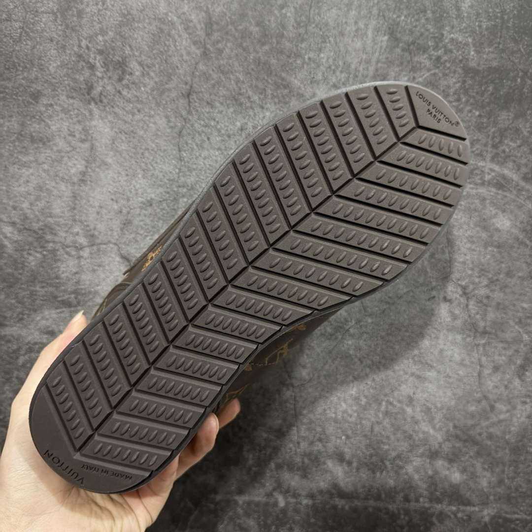 图片[9]-【纯原S版】莞产顶级LOUIS VUITTON × NIGO 联名款 Buttersoft FW25 牛皮革压纹 系带圆头 低帮系带圆头运动鞋 LV × Nigo 联名 FW25 最新 Buttersoft 系列 菲董操刀设计，阿甘鞋轮廓融合面包鞋风格 鞋型饱满但比例克制，上脚呈现慵懒高级感 厚鞋舌＋宽鞋带结构 鞋面采用头层牛皮＋羊皮革压纹 皮质细腻，纹理自然，耐看耐穿 鞋底为原版开模防滑 TPU 大底 全系列暴力拆借 原版开发 结构、比例与用料统一度高 尺码：36 37 38 39 40 41 42 43 44 45-选品中心